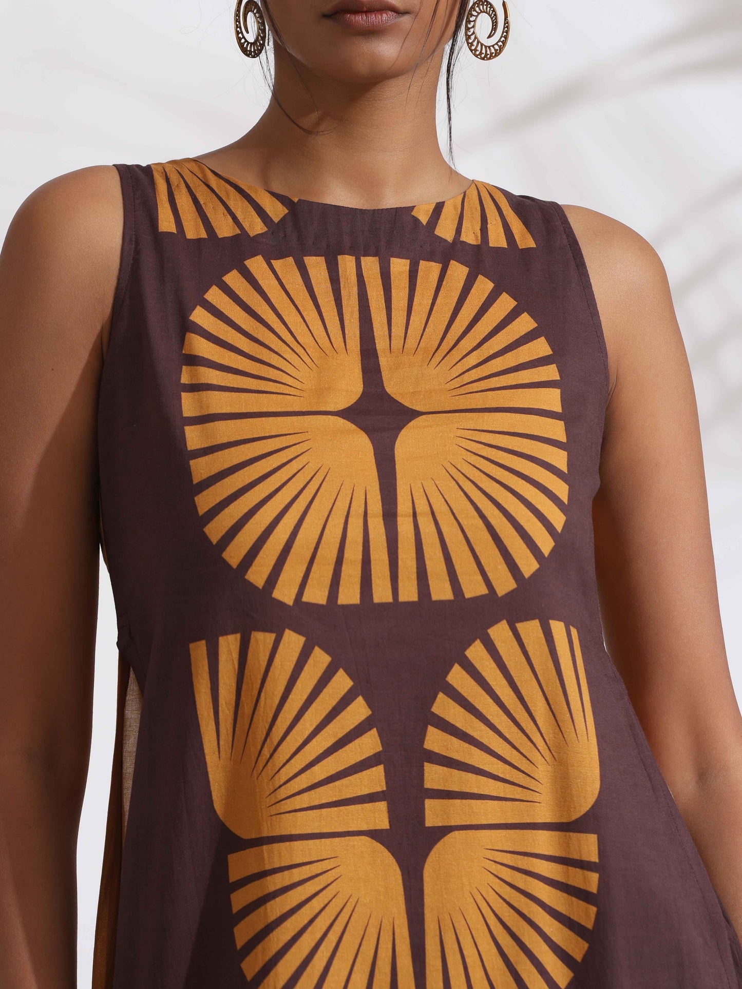 trueBrowns Brown Cotton Print Sleeveless Kurta Set | Swadesiicart