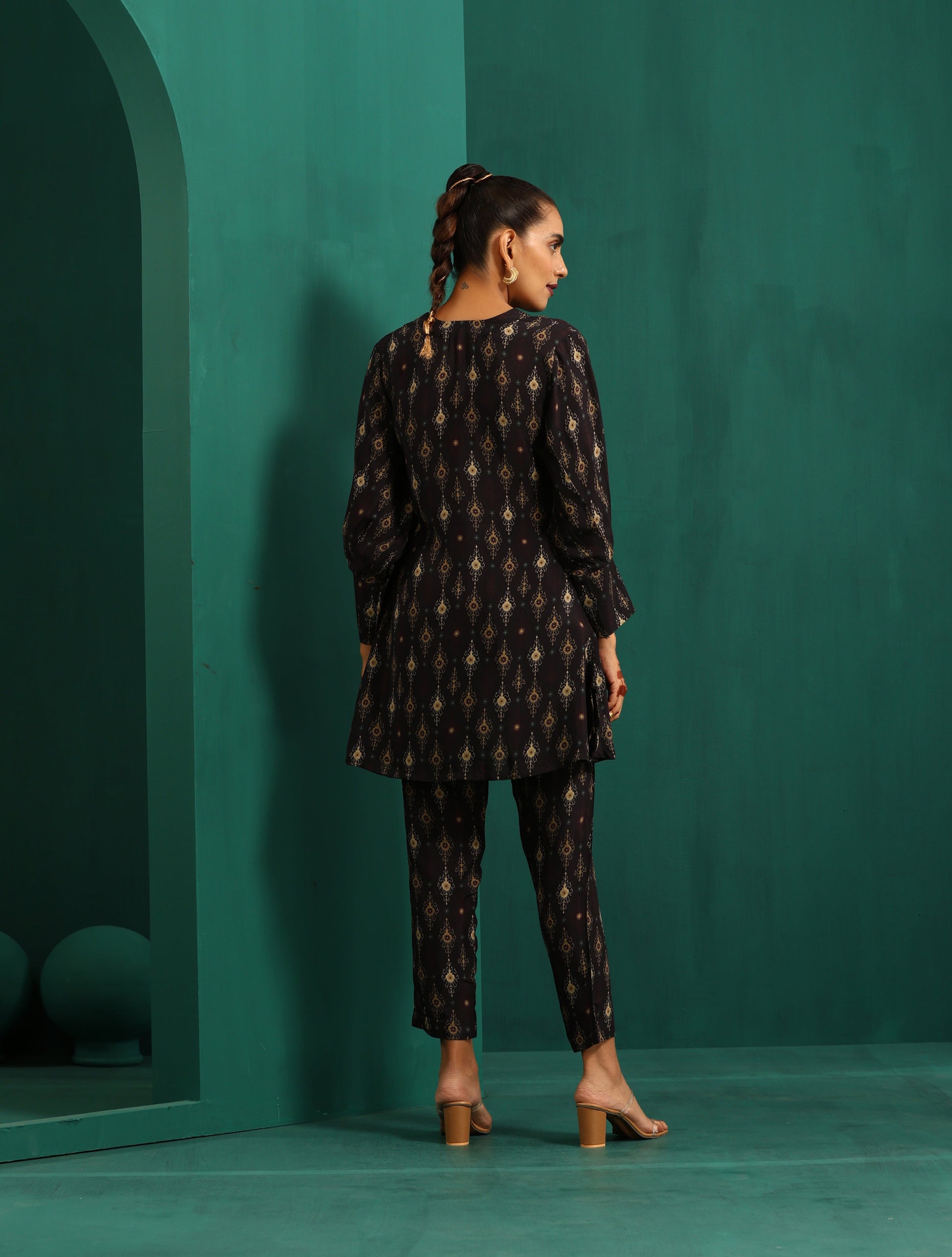 trueBrowns Black Tonal Ikat Muslin Silk Printed V-Neck Front Pleat Co-ord Set - Swadesiicart