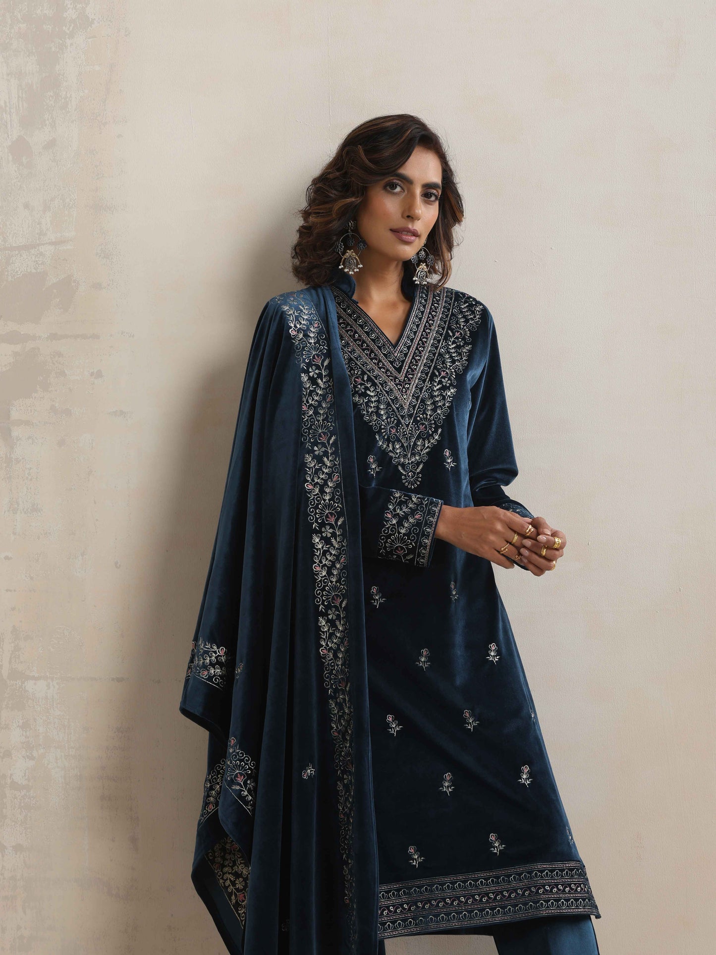 trueBrowns Blue Velvet Embroidered Kurta Pant Dupatta Set | Swadesiicart