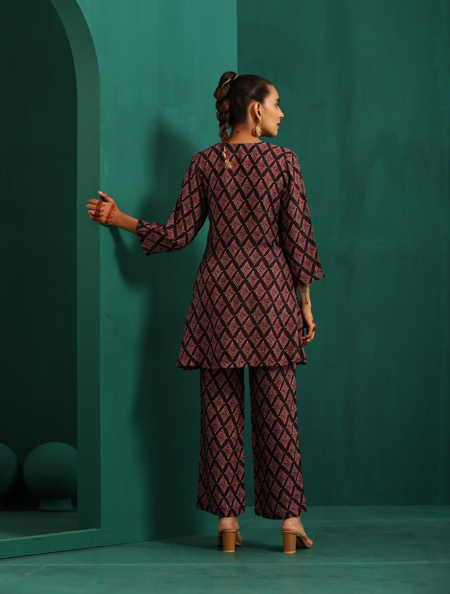 trueBrowns Black Diamond Muslin Silk Printed Relaxed Co-ord Set - Swadesiicart