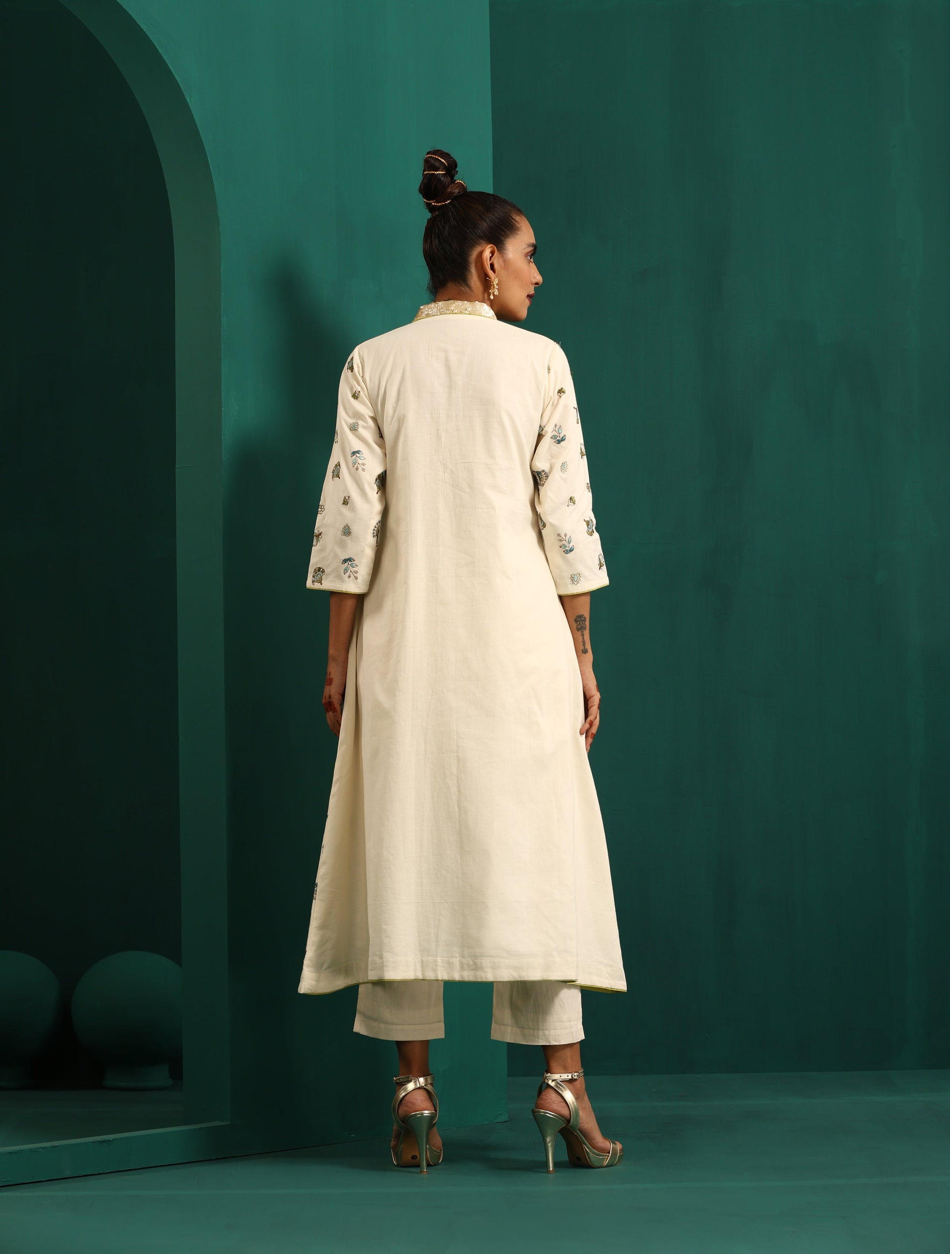 trueBrowns Ivory Blue Floral Cotton Front Gathered Kurta Pant Set | Swadesiicart