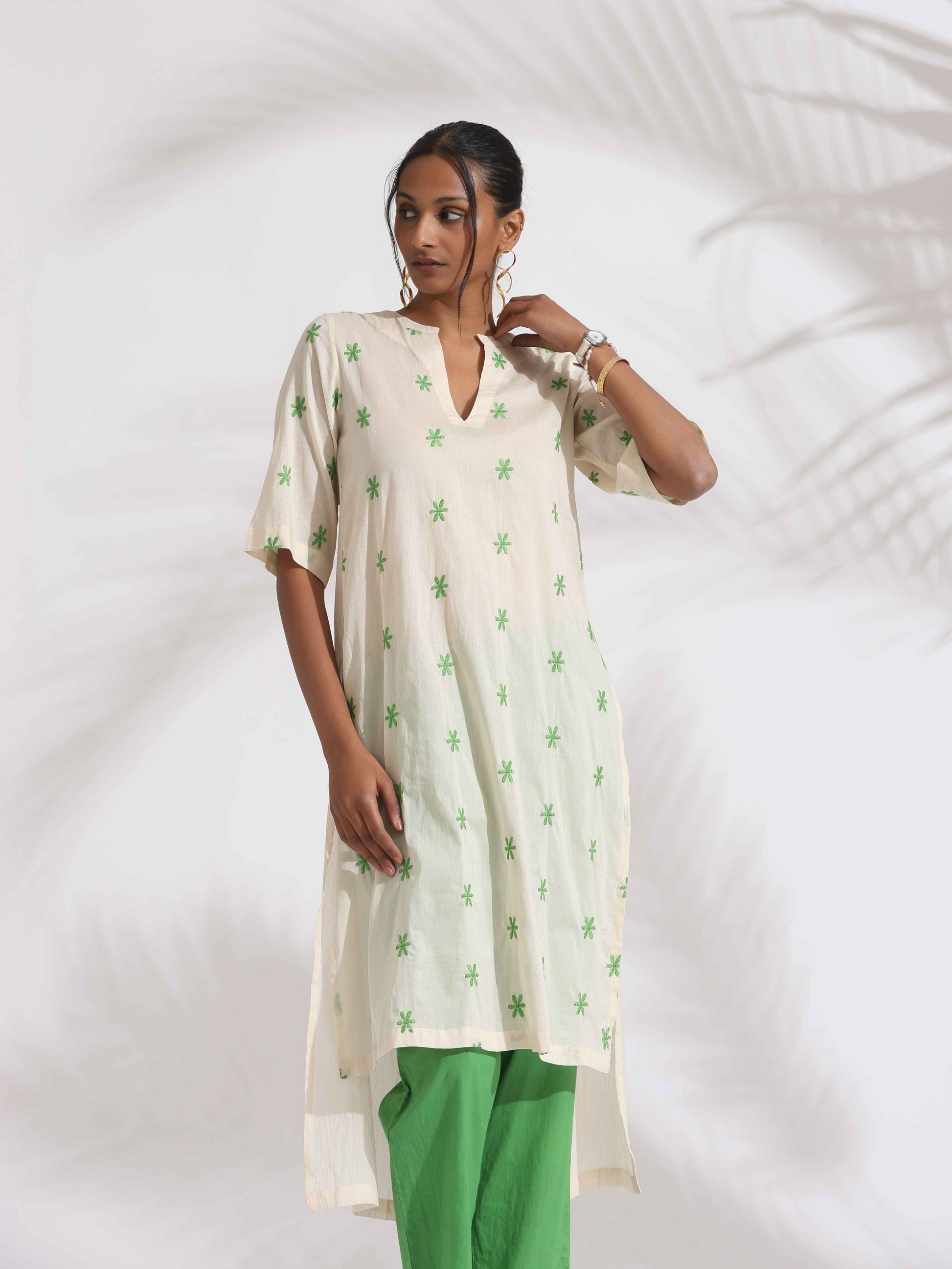 trueBrowns Off-White Cotton Floral Embroidered Straight Kurta Set | Swadesiicart