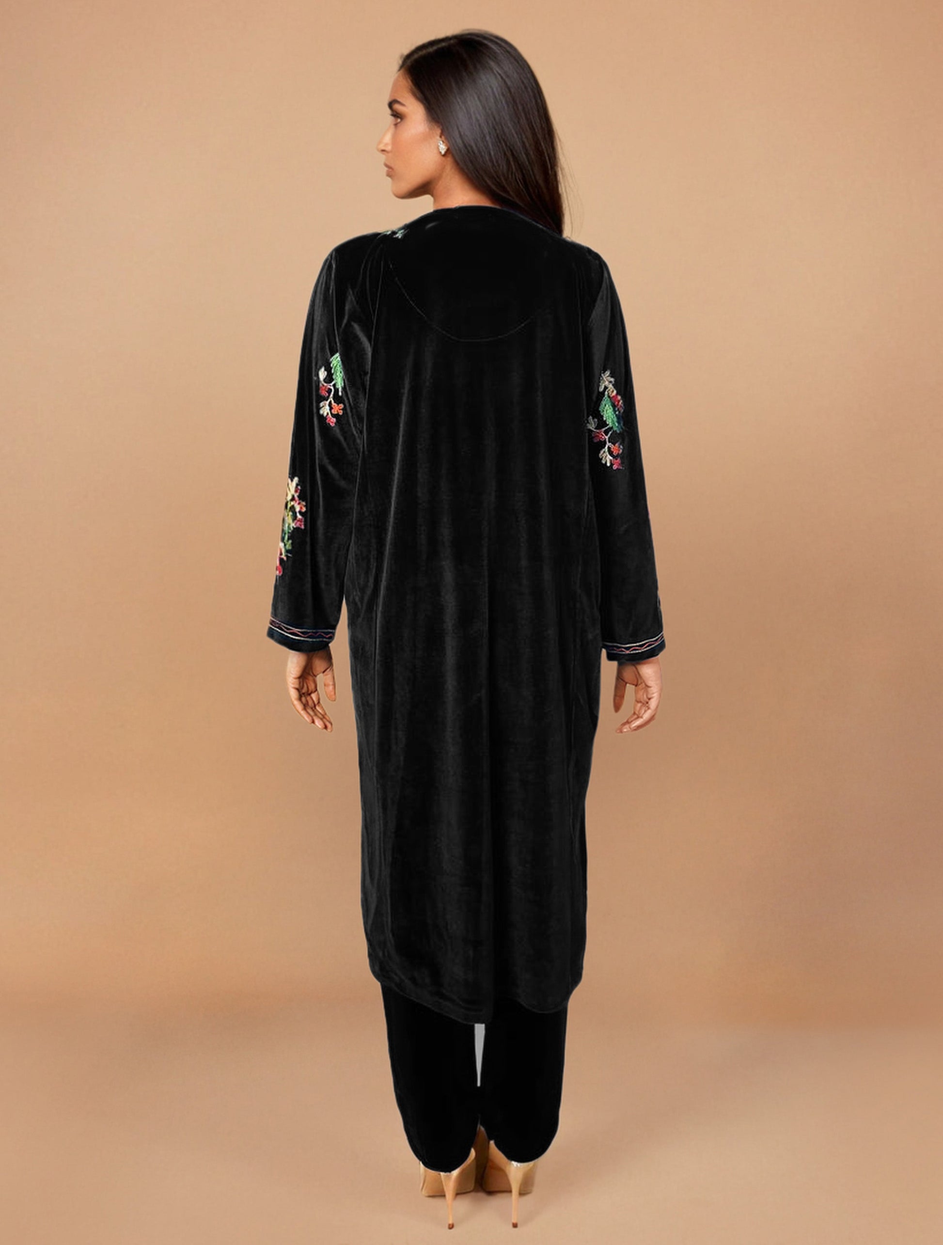 trueBrowns Black Velvet Embroidered Kurta Set | Swadesiicart