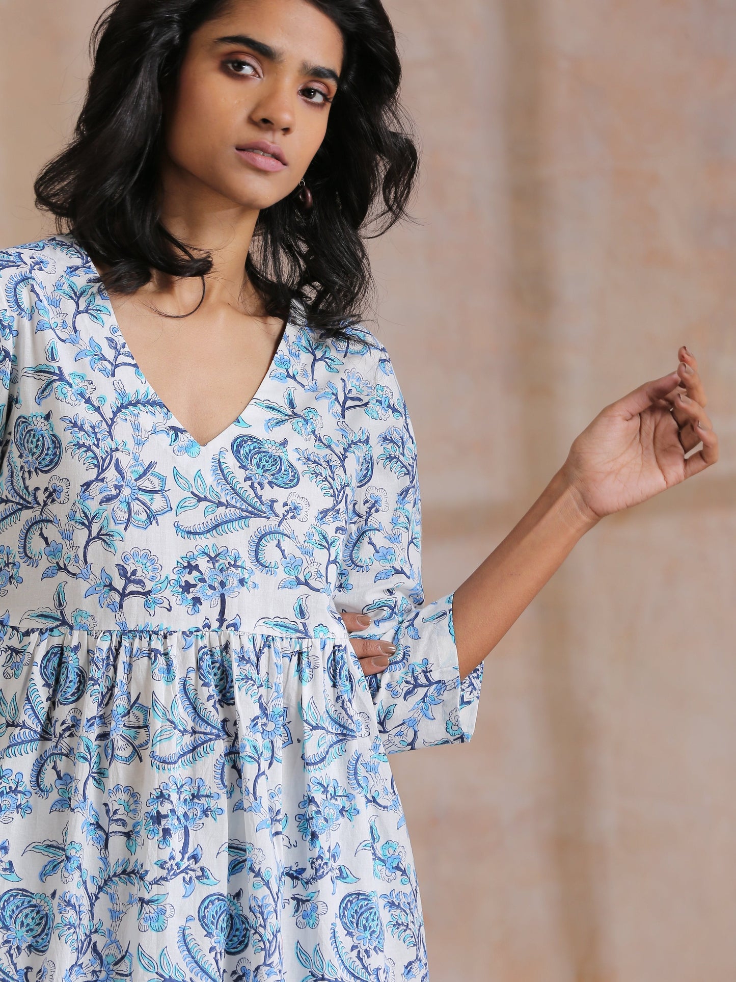 trueBrowns White With Overall Blue Print Cotton Slit Gathered Kurta Set | Swadesiicart