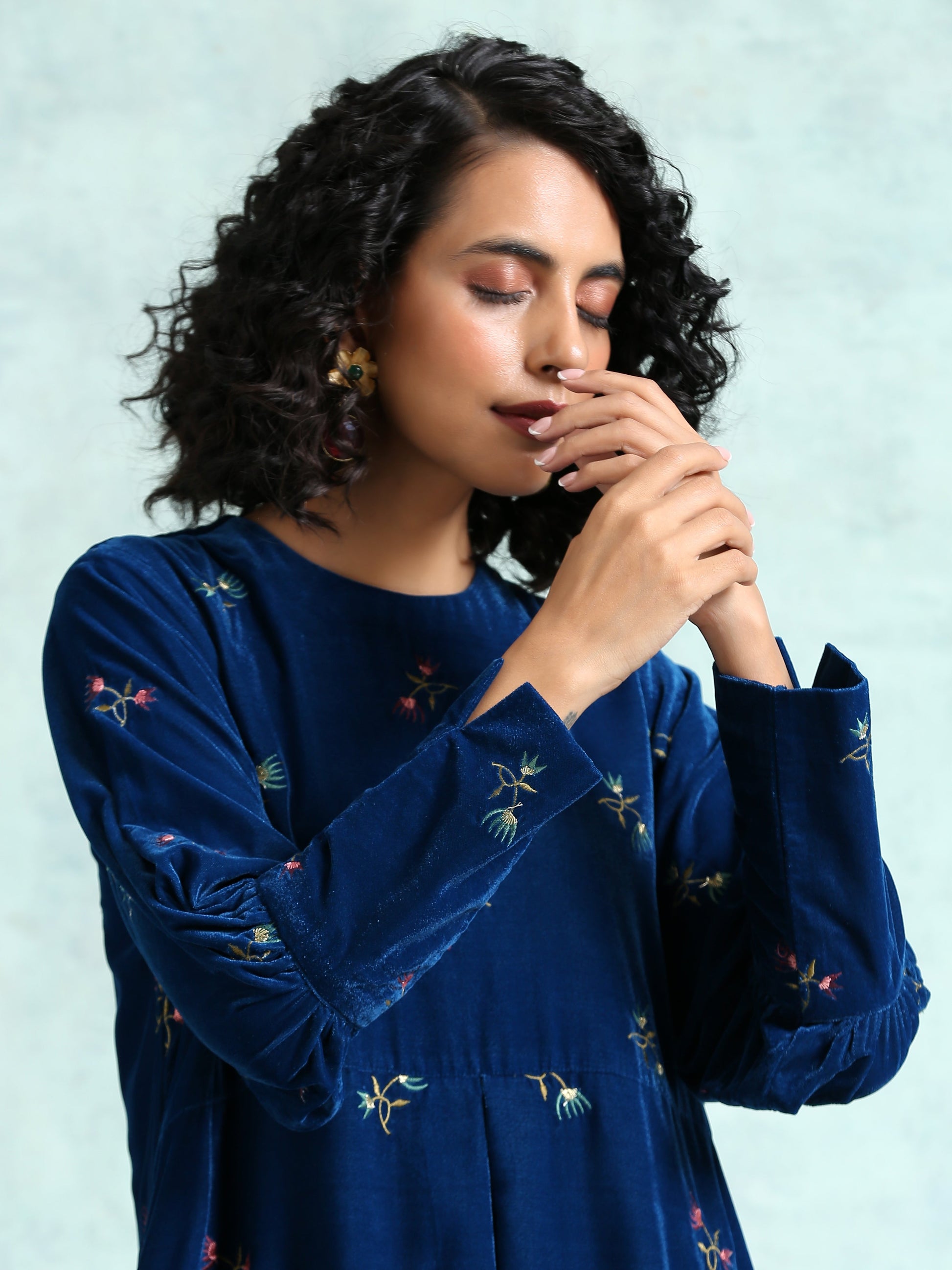 trueBrowns Blue Embroidered Velvet Puff Sleeve Kurta | Swadesiicart