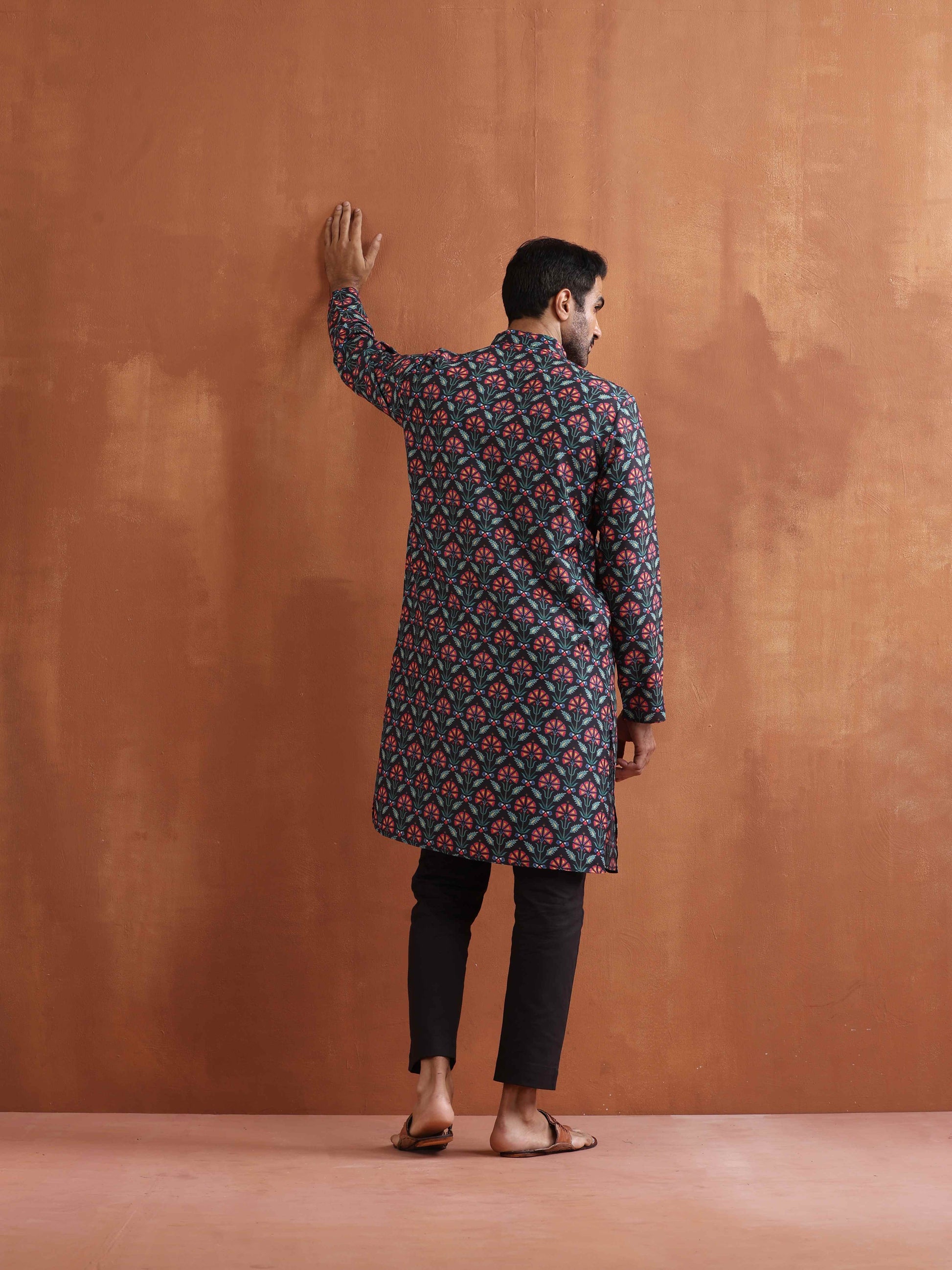 trueBrowns Men's Black Floral Printed Kurta | Swadesiicart