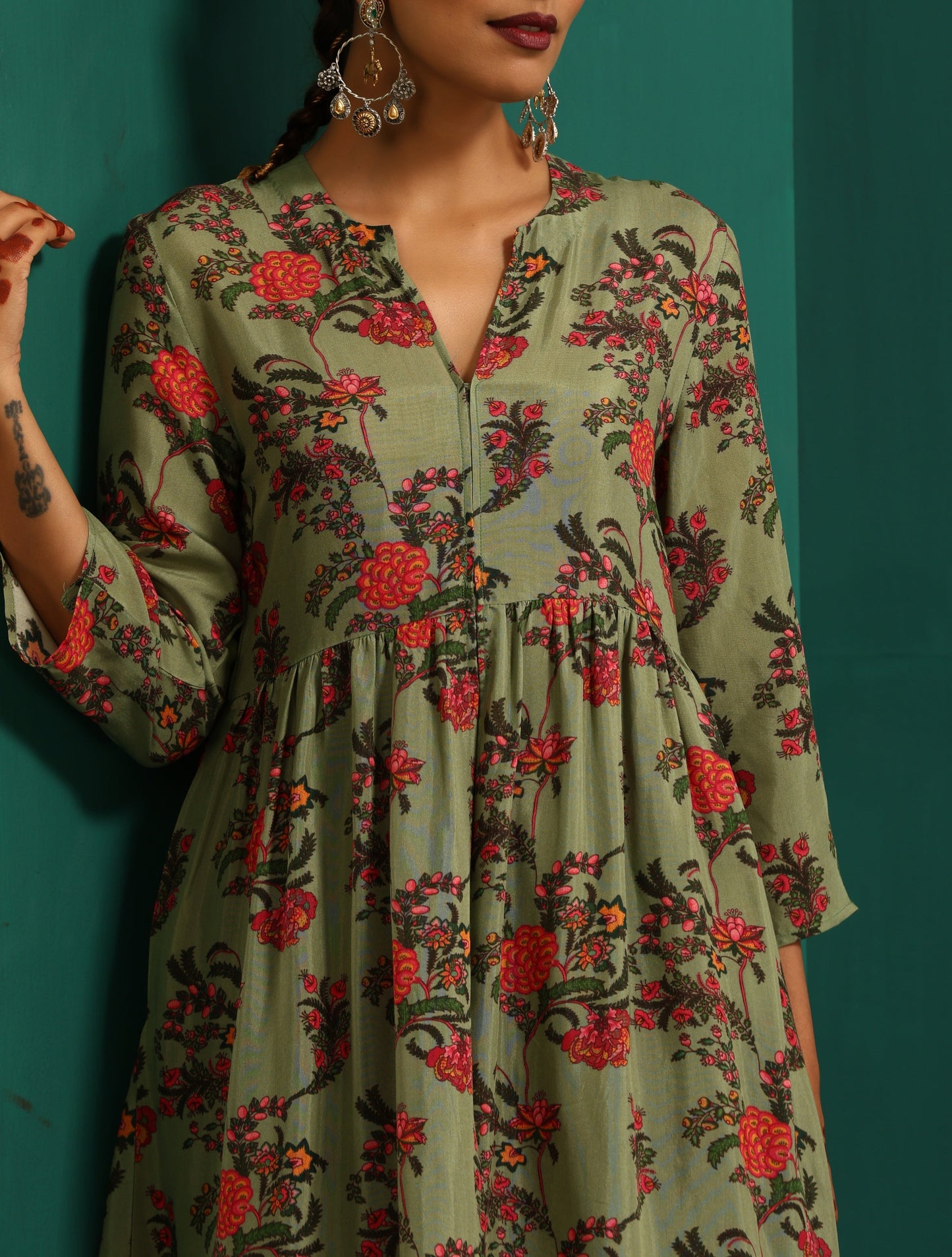 trueBrowns Green Floral Muslin Silk Printed Front Slit Kurta Pant Set | Swadesiicart