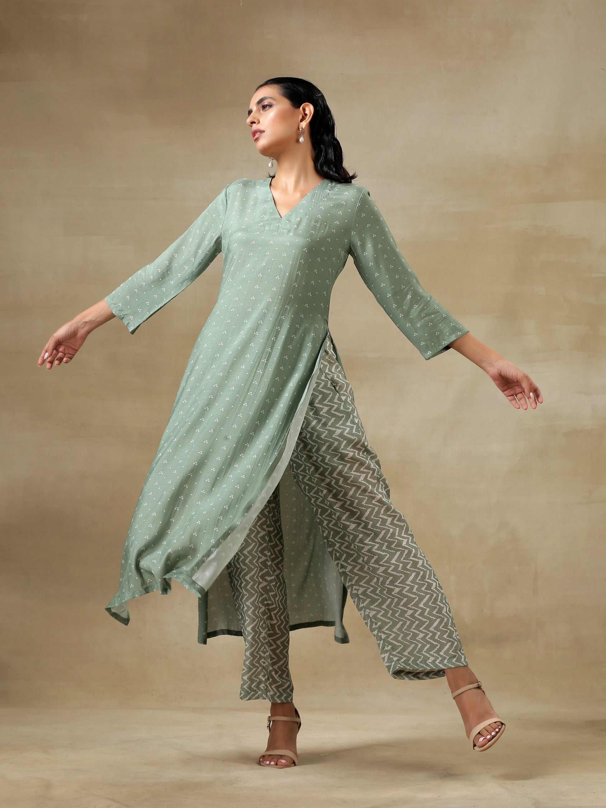 trueBrowns Light Green Bandhani Printed Silk High Slit Kurta Pant Set | Swadesiicart