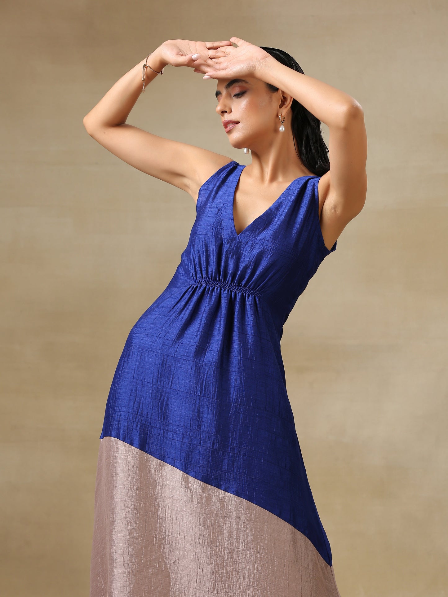 trueBrowns Blue and Grey Textured Silk Sleeveless Round Hemline Kurta Pant Set | Relove | Swadesiicart