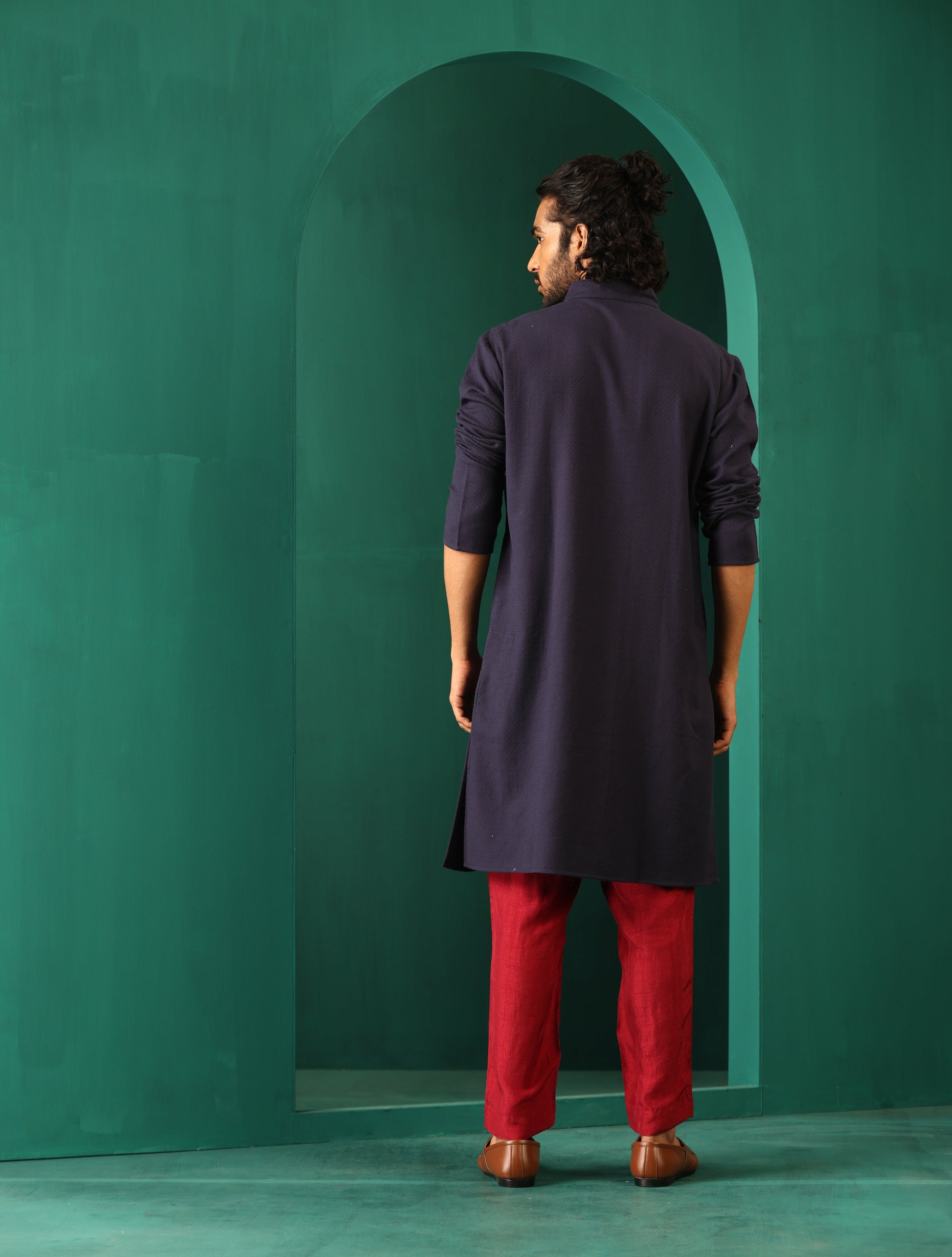 trueBrowns Men's Navy Dobby Textured Kurta | Swadesiicart