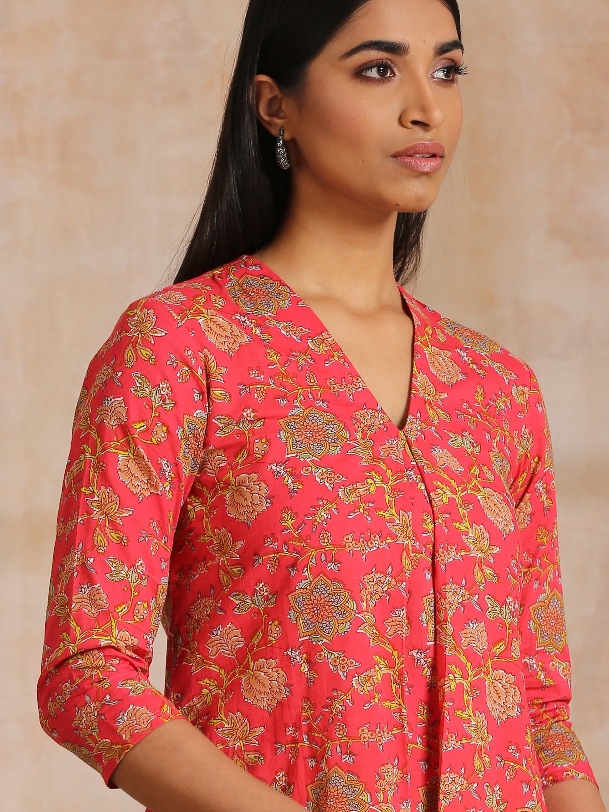 trueBrowns Flamingo Pink Overall Floral Block Print Cotton Slit Kurta Pant Set | Swadesiicart