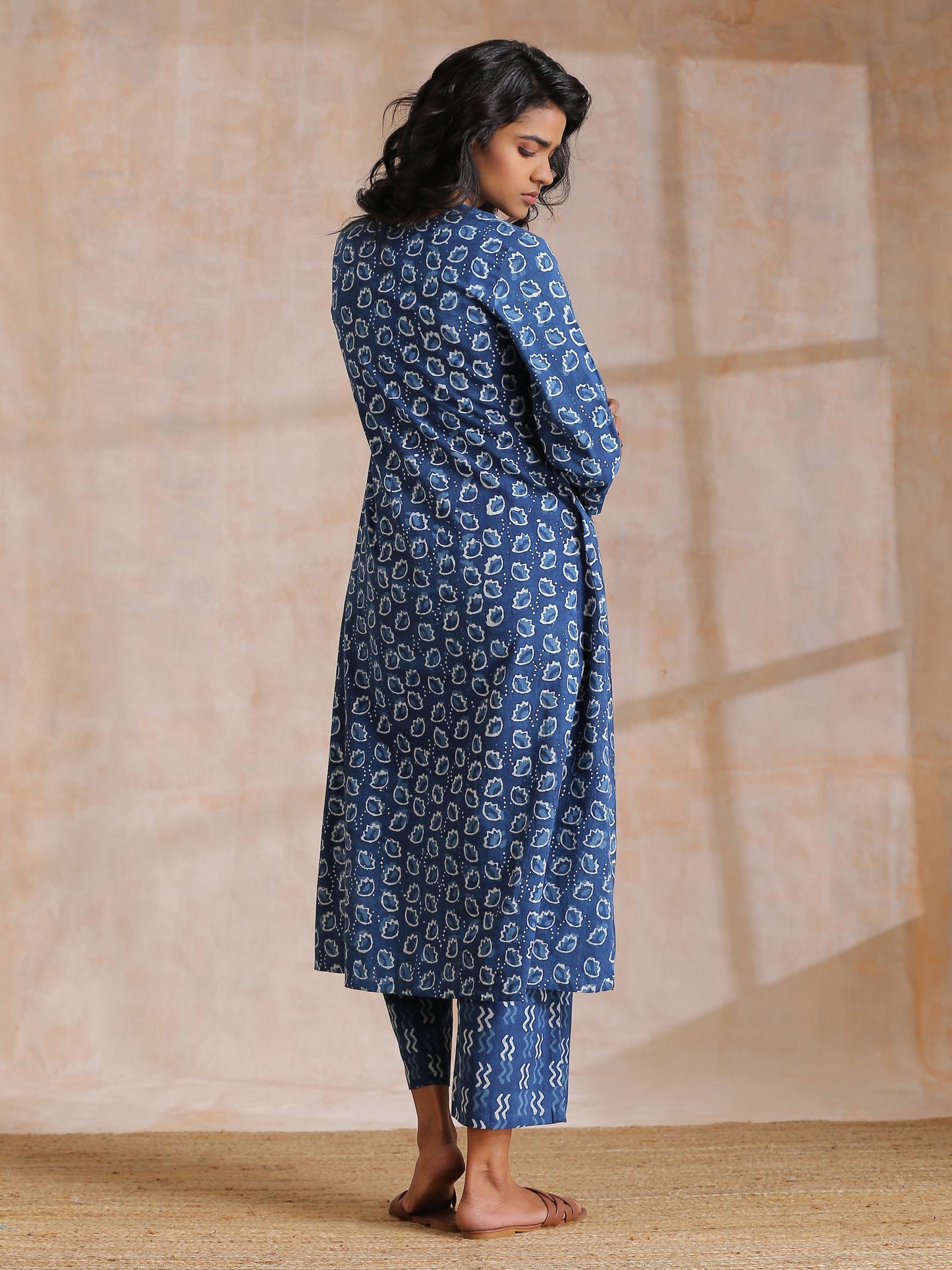 trueBrowns Indigo Dabu Floral Print Cotton Kurta Pant Set | Swadesiicart