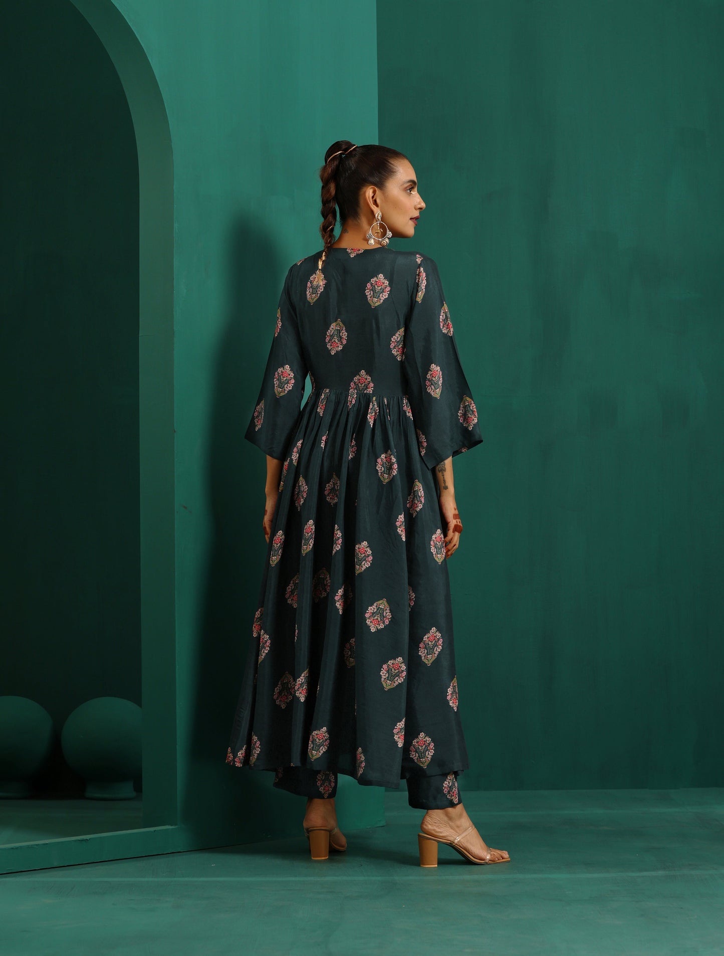 trueBrowns Deep Blue Floral Bunch Muslin Silk Printed V-Neck Waist Gathered Kurta Pant Set | Swadesiicart