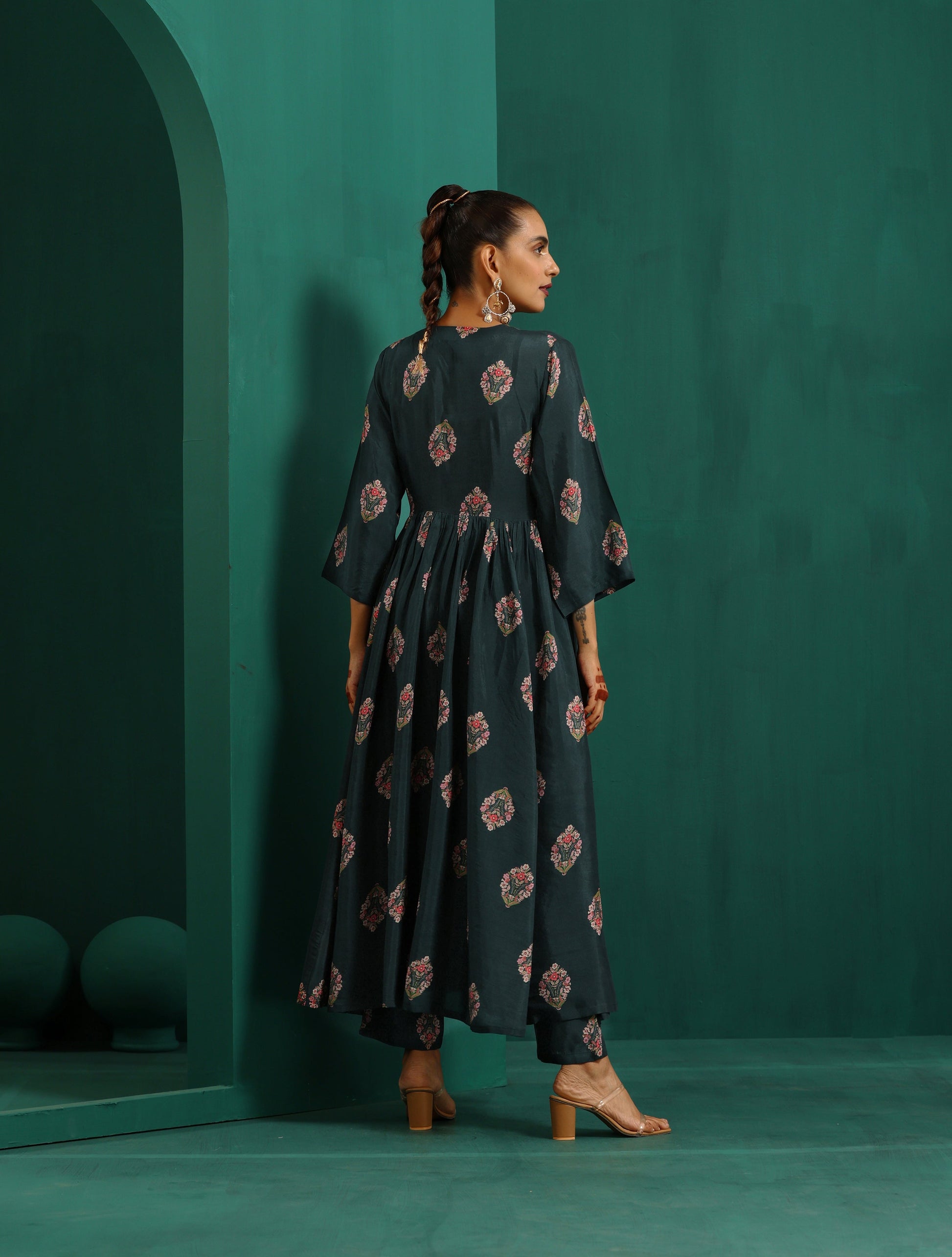 trueBrowns Deep Blue Floral Bunch Muslin Silk Printed V-Neck Waist Gathered Kurta Pant Set | Swadesiicart