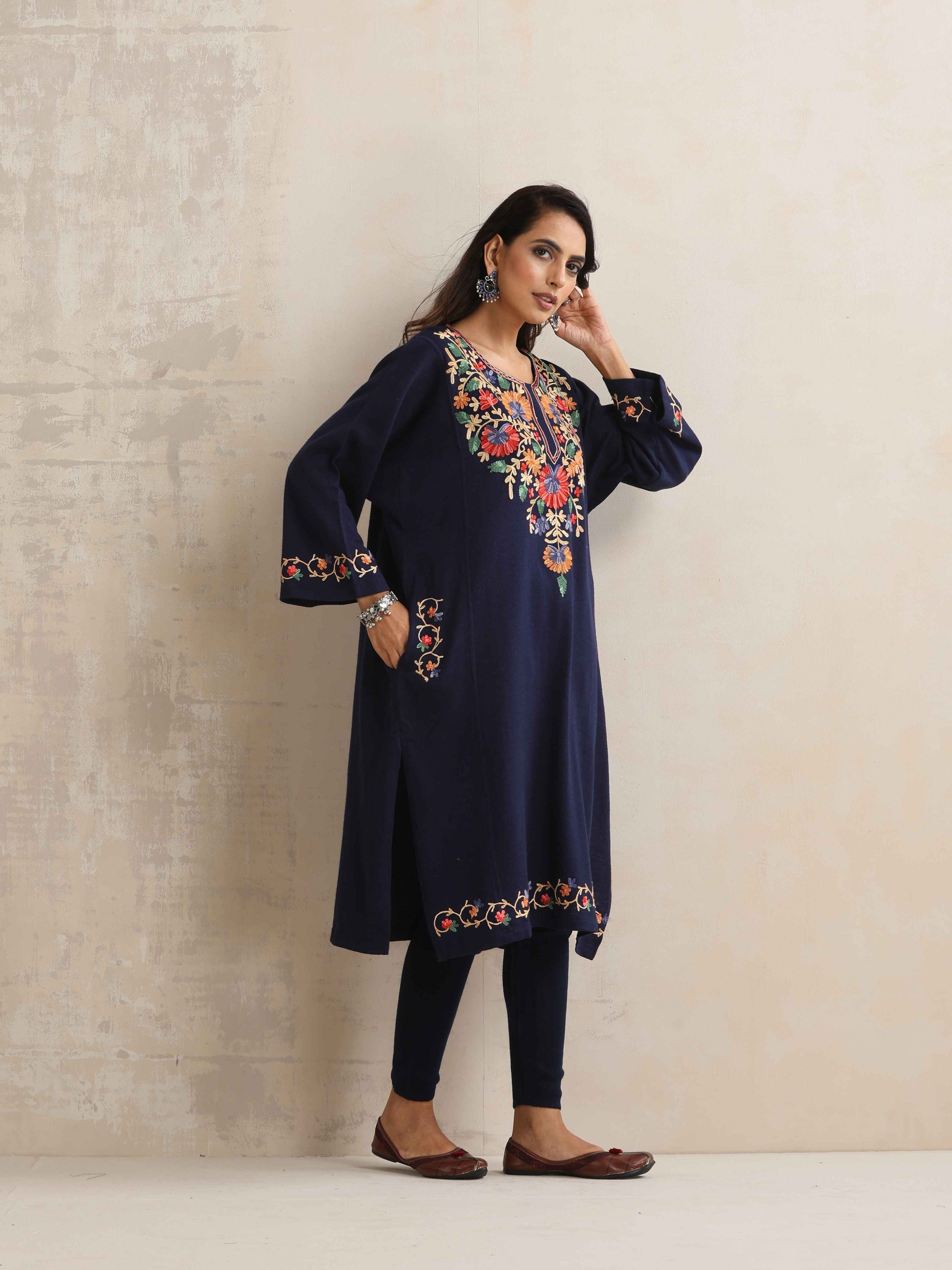 trueBrowns Blue Kashmiri Floral Embroidered Woollen Phiran Kurta | Swadesiicart