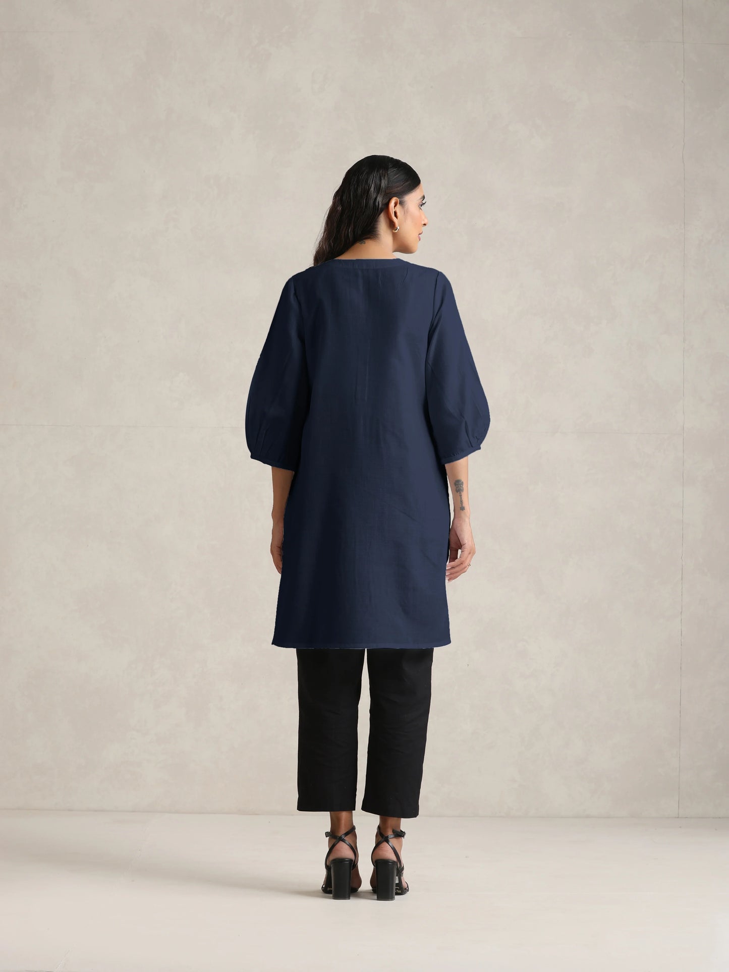 trueBrowns Blue Cotton Blend Short Kurta | Swadesiicart