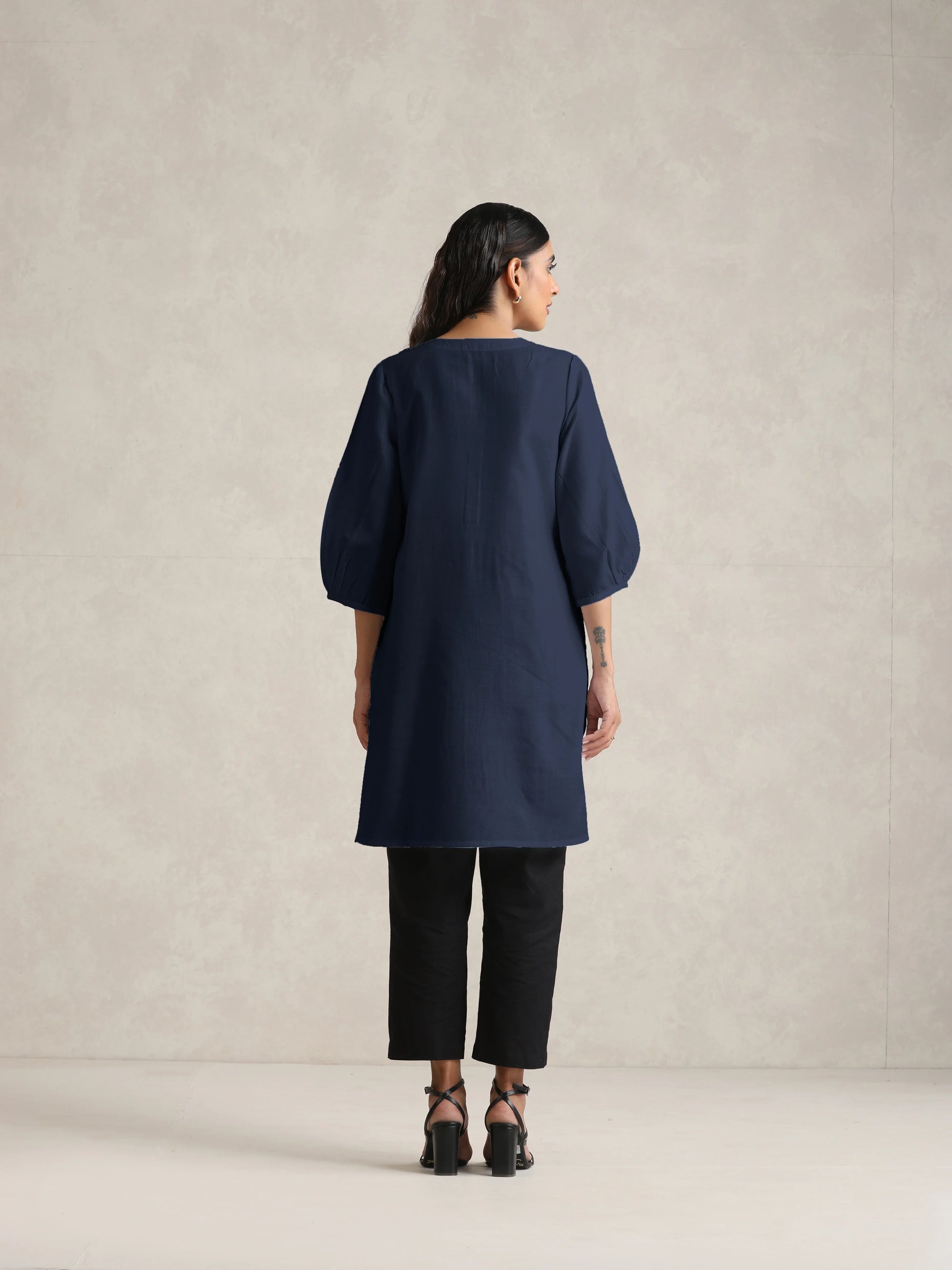 trueBrowns Blue Cotton Blend Short Kurta | Swadesiicart