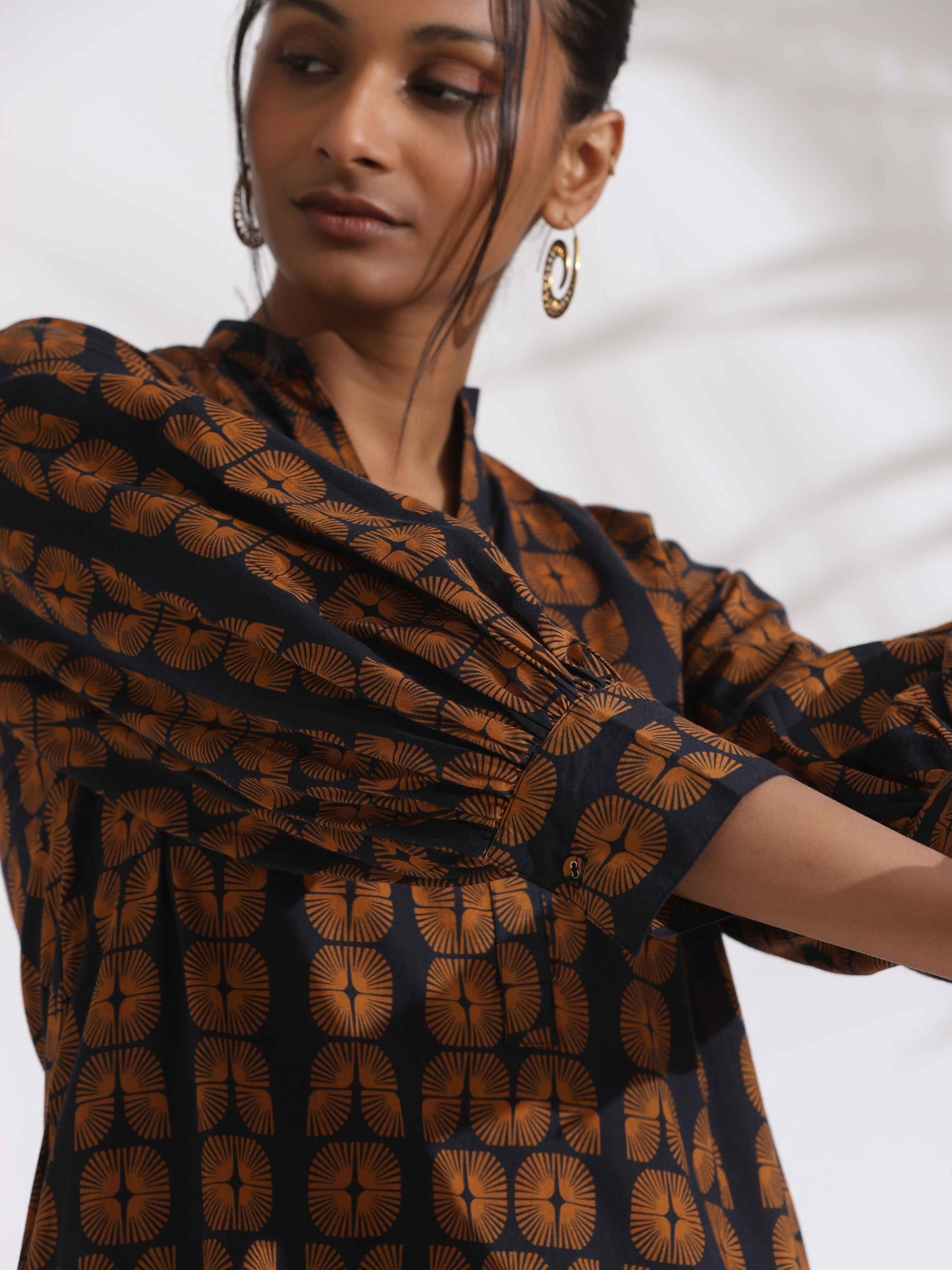 trueBrowns Black Cotton Print Straight Kurta Set | Swadesiicart