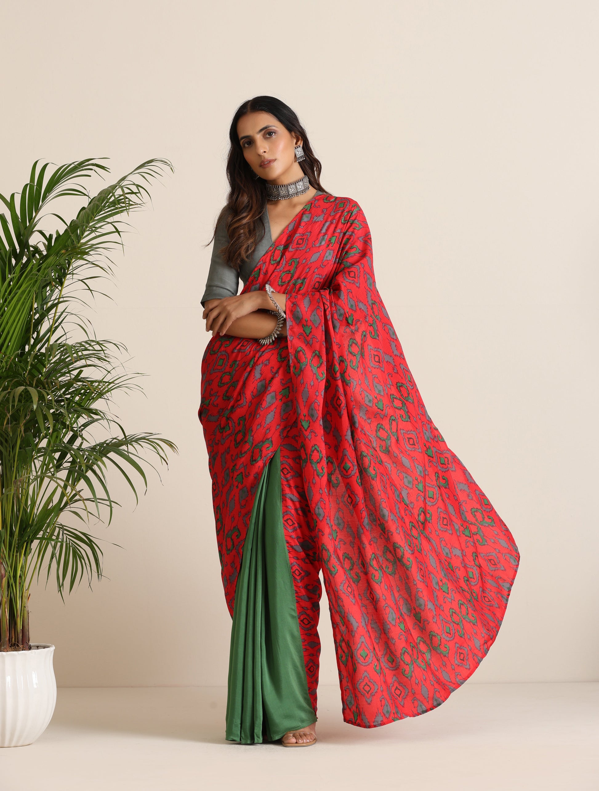 trueBrowns Red Muslin Ikat Saree | Swadesiicart