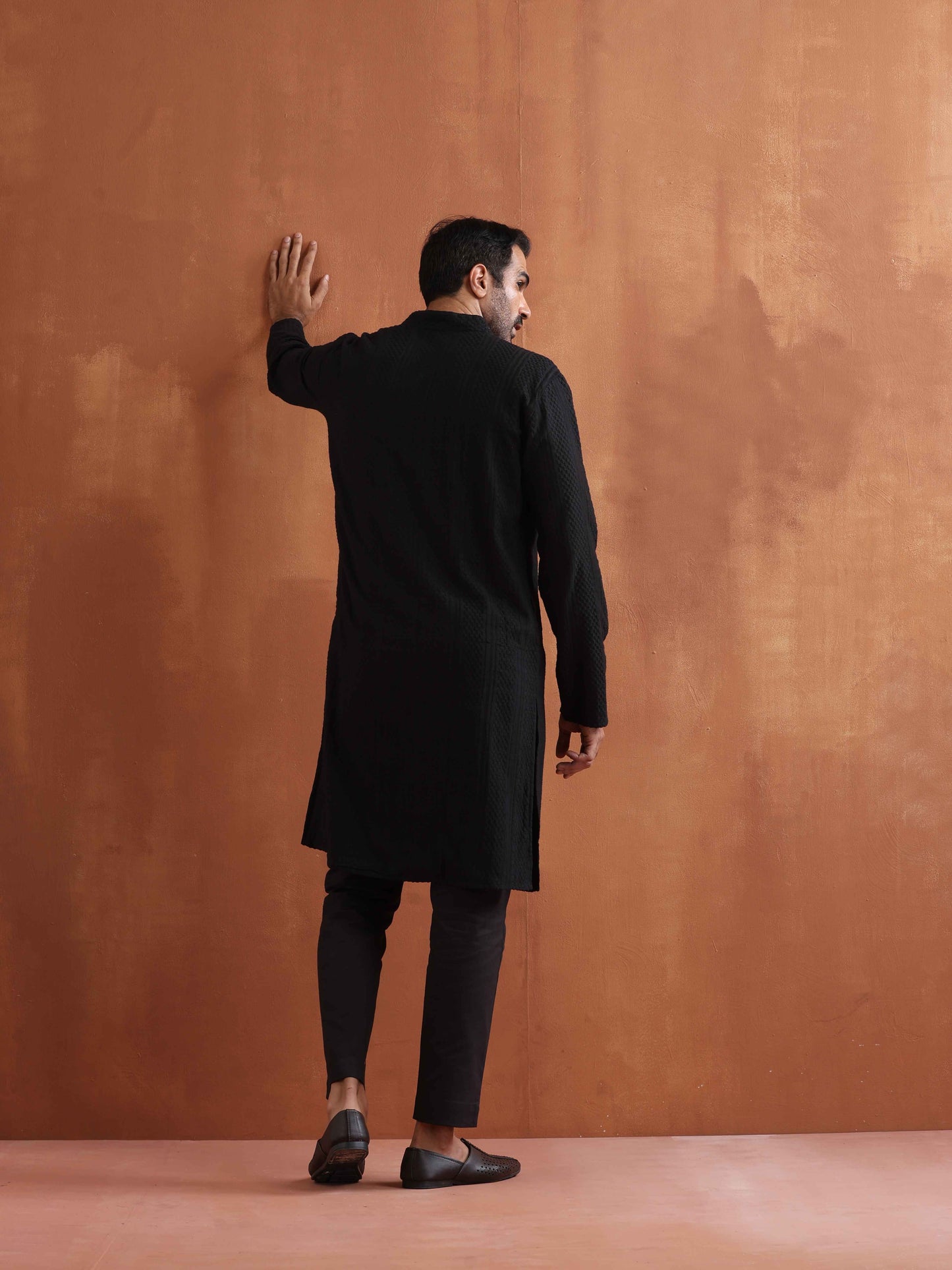 trueBrowns Men's Black Textured Cotton Dobby Front Open Kurta | Swadesiicart