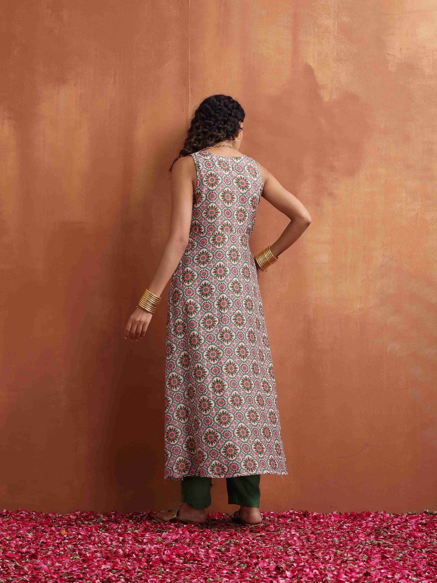 trueBrowns Off White Print Flared Anarkali Kurta Set | Swadesiicart