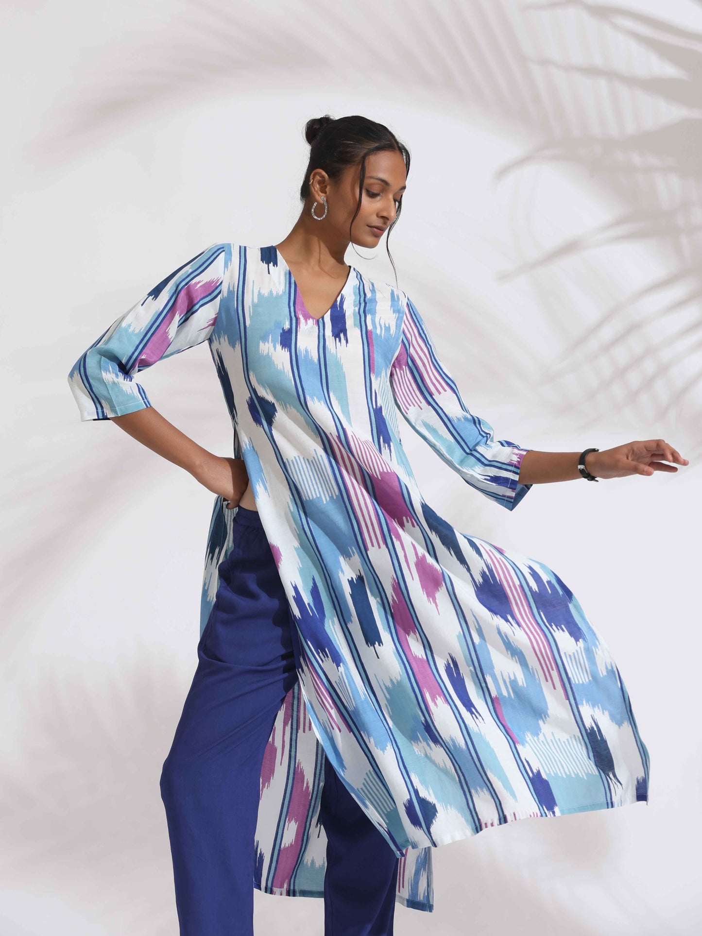 trueBrowns Blue Ikat Print Muslin Kurta Set | Swadesiicart