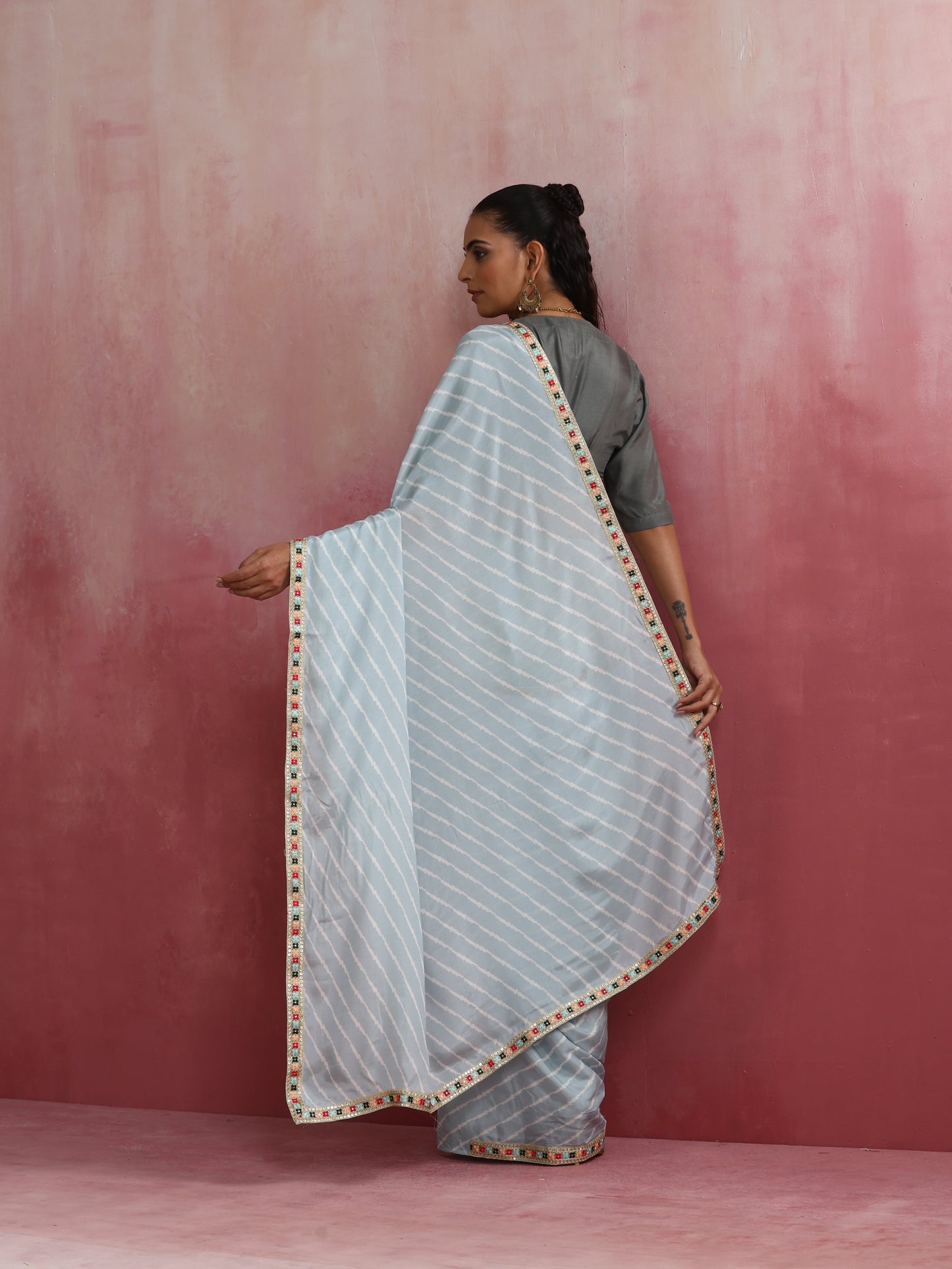 trueBrowns Grey Muslin Silk Saree | Swadesiicart
