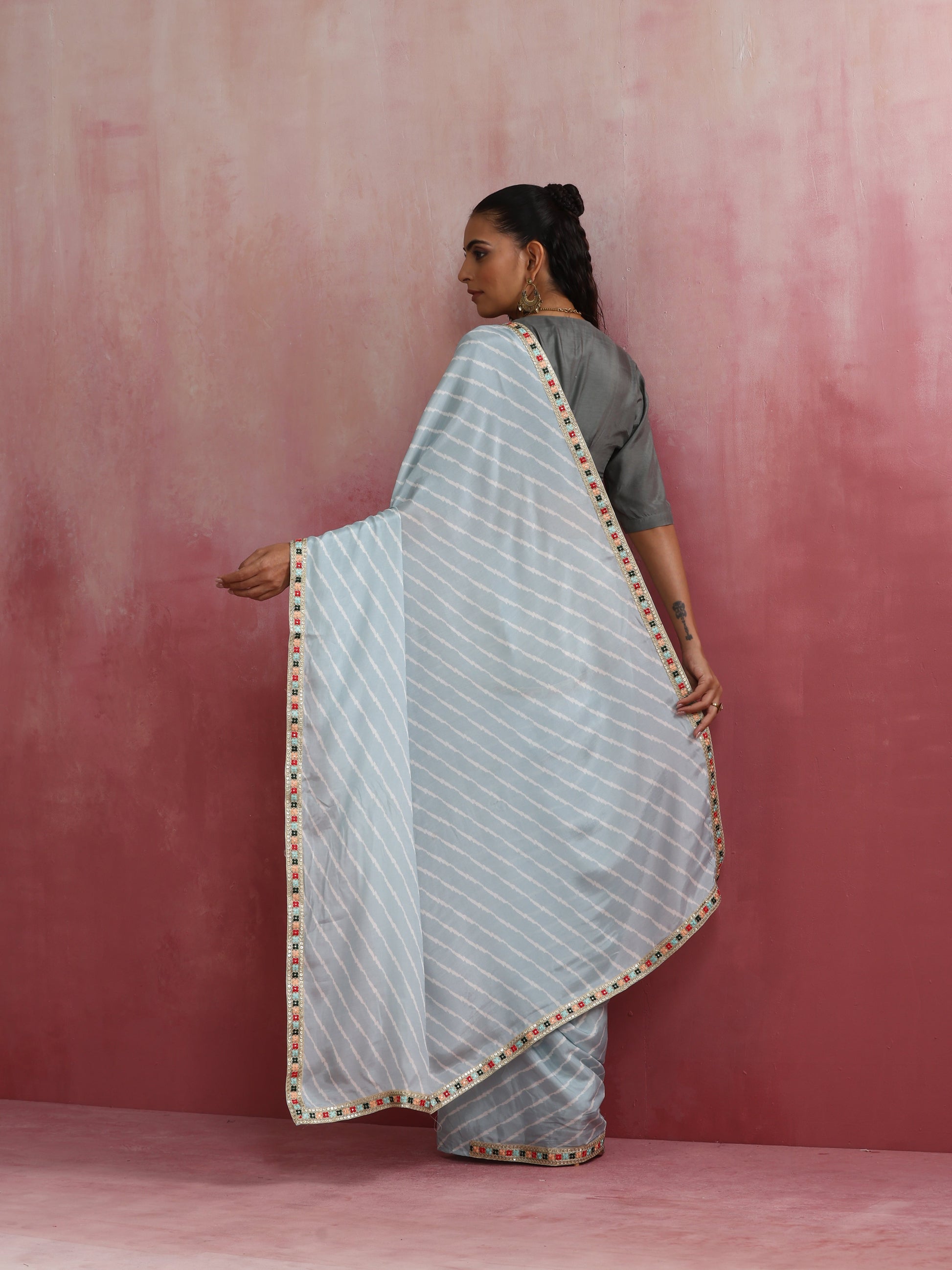 trueBrowns Grey Muslin Silk Saree | Swadesiicart