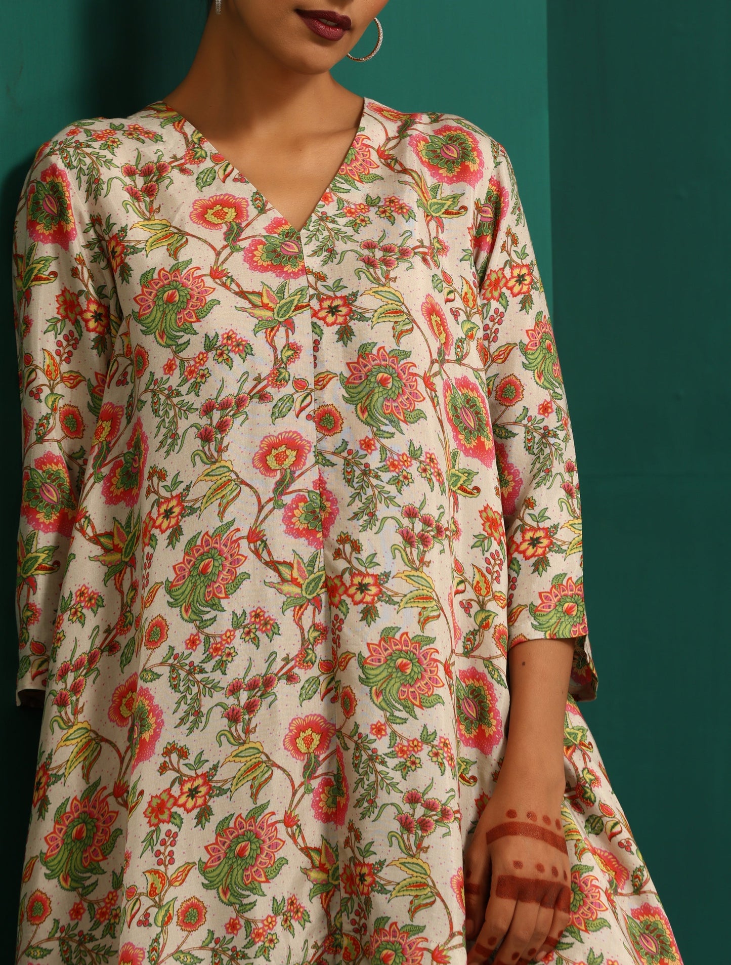 trueBrowns Off white Floral Jaal Muslin Silk Printed High Low Co-ord Set - Swadesiicart