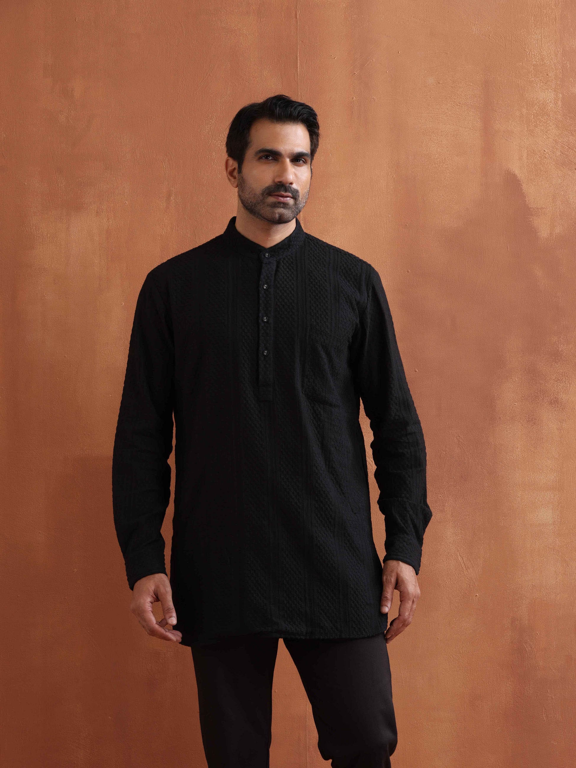 trueBrowns Men's Black Textured Cotton Dobby Short Kurta | Swadesiicart