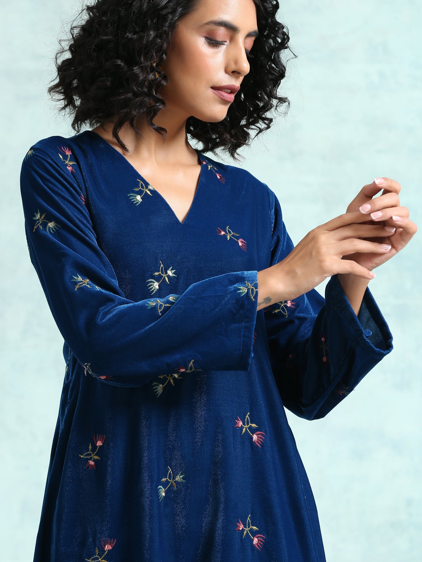 trueBrowns Blue Embroidered Velvet High Slit Kurta | Swadesiicart