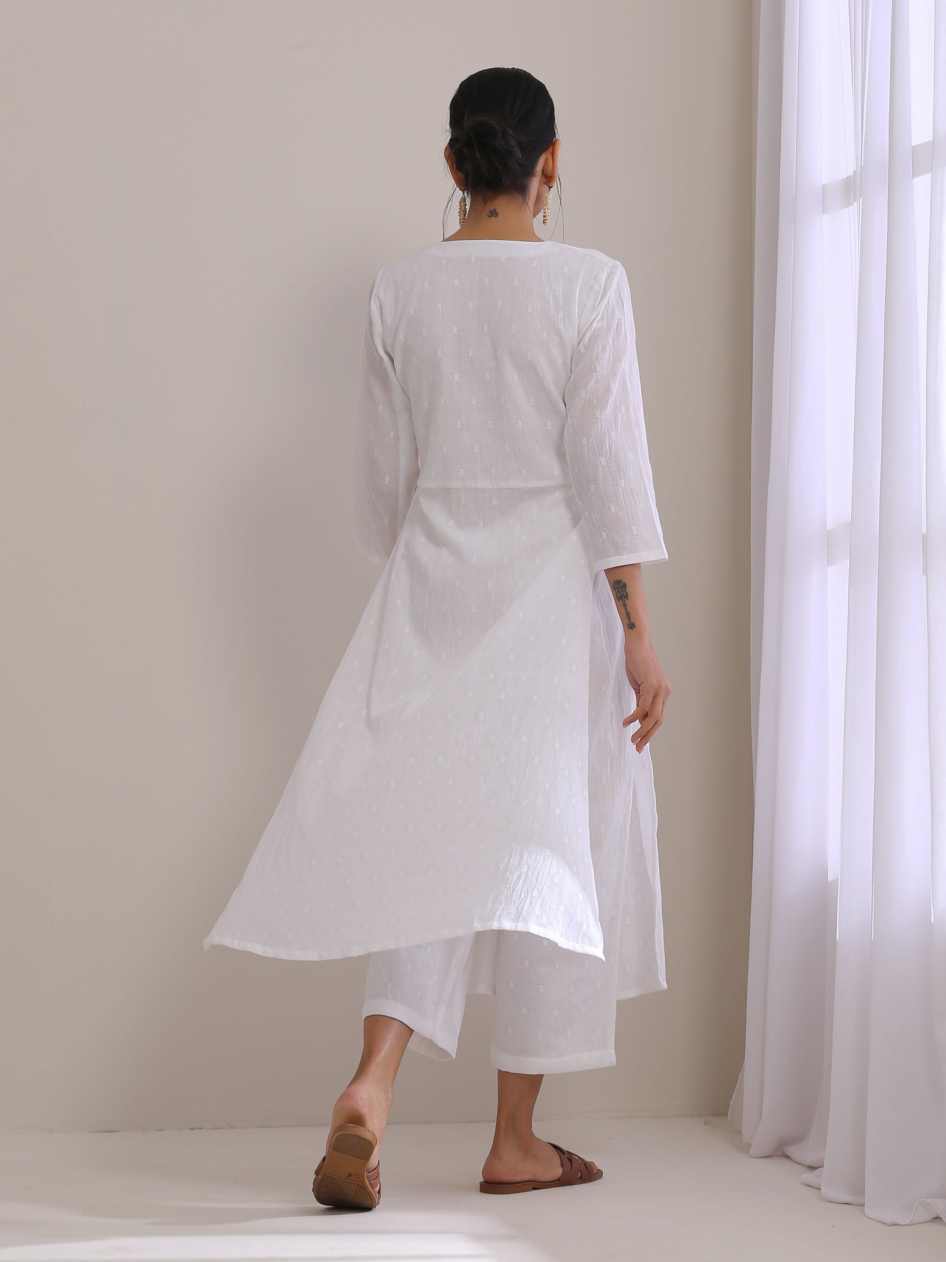 trueBrowns White Dobby High Slit Gathered Kurta Set | Swadesiicart
