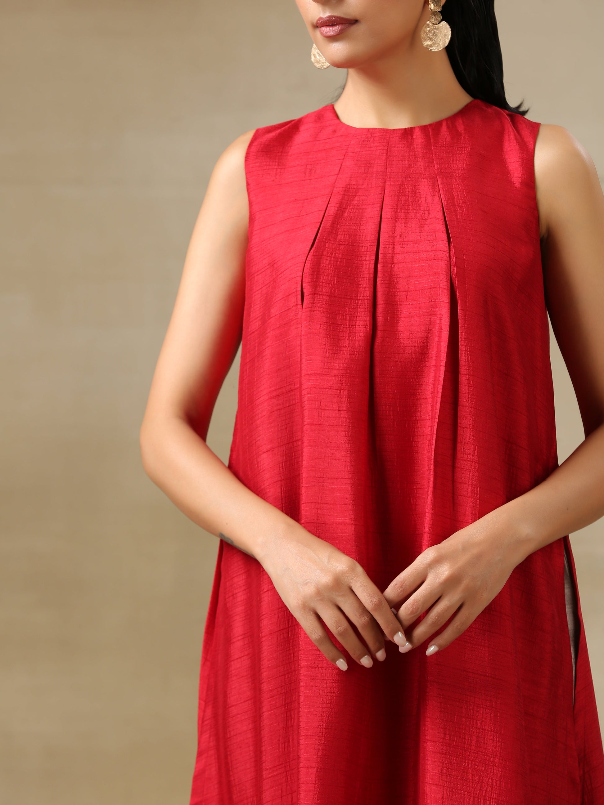 trueBrowns Maroon Textured Silk Sleeveless Kurta Pant Set | Swadesiicart