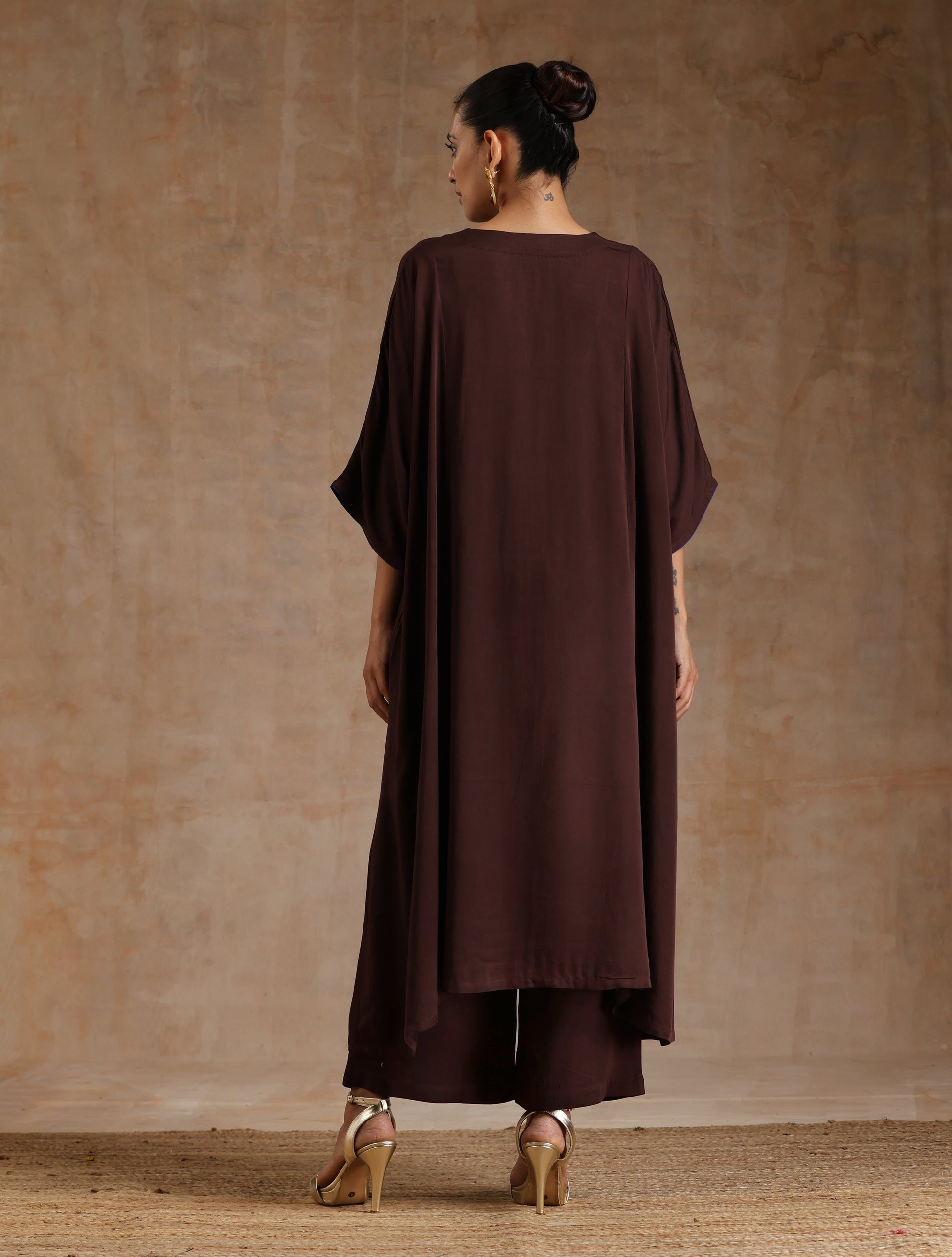 trueBrowns Cola Brown Modal Satin Oversized Kurta Set | Swadesiicart