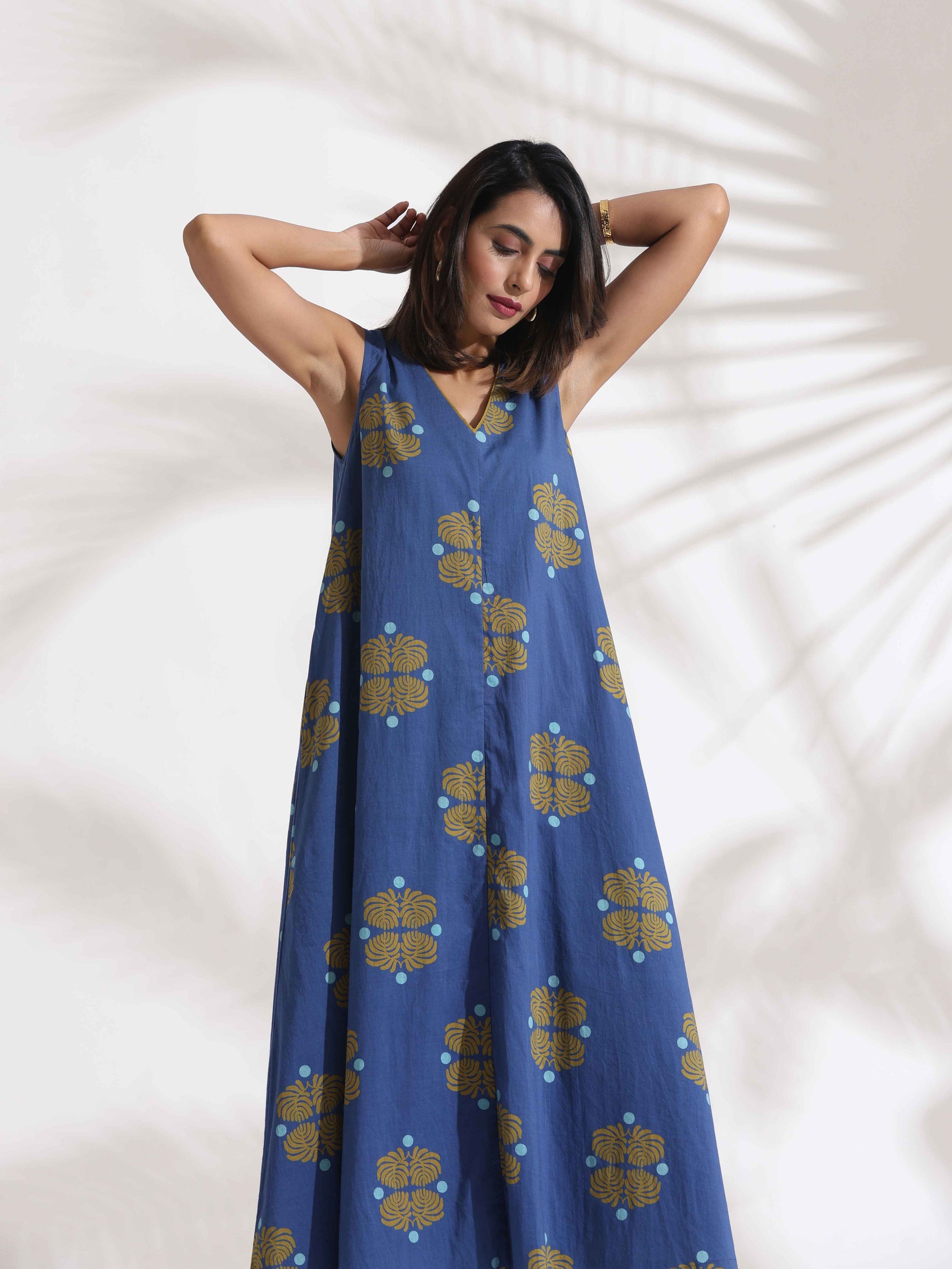 trueBrowns Blue Cotton Print Sleeveless Dress | Swadesiicart