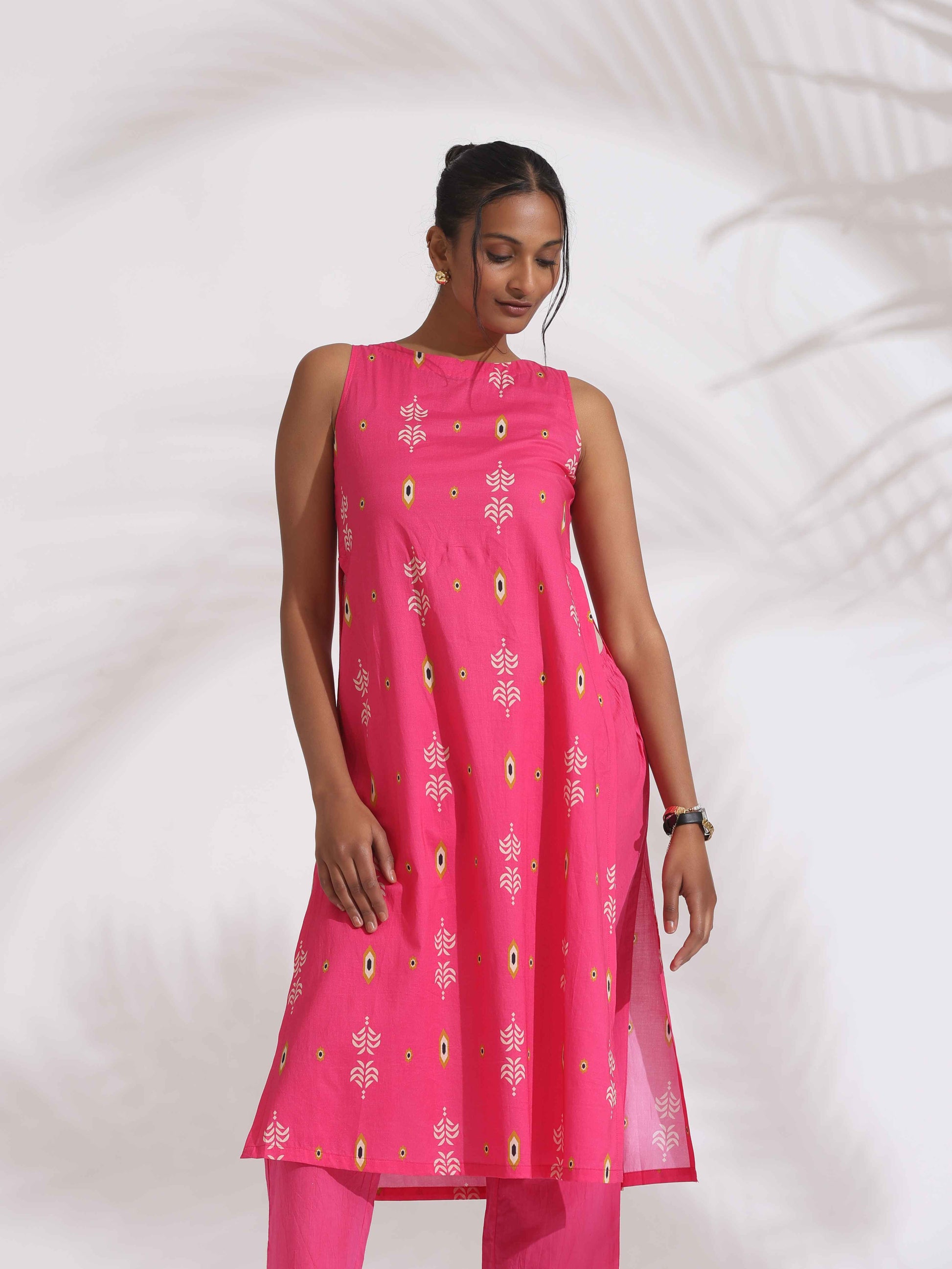 trueBrowns Pink Cotton Print Sleeveless Kurta Set | Swadesiicart