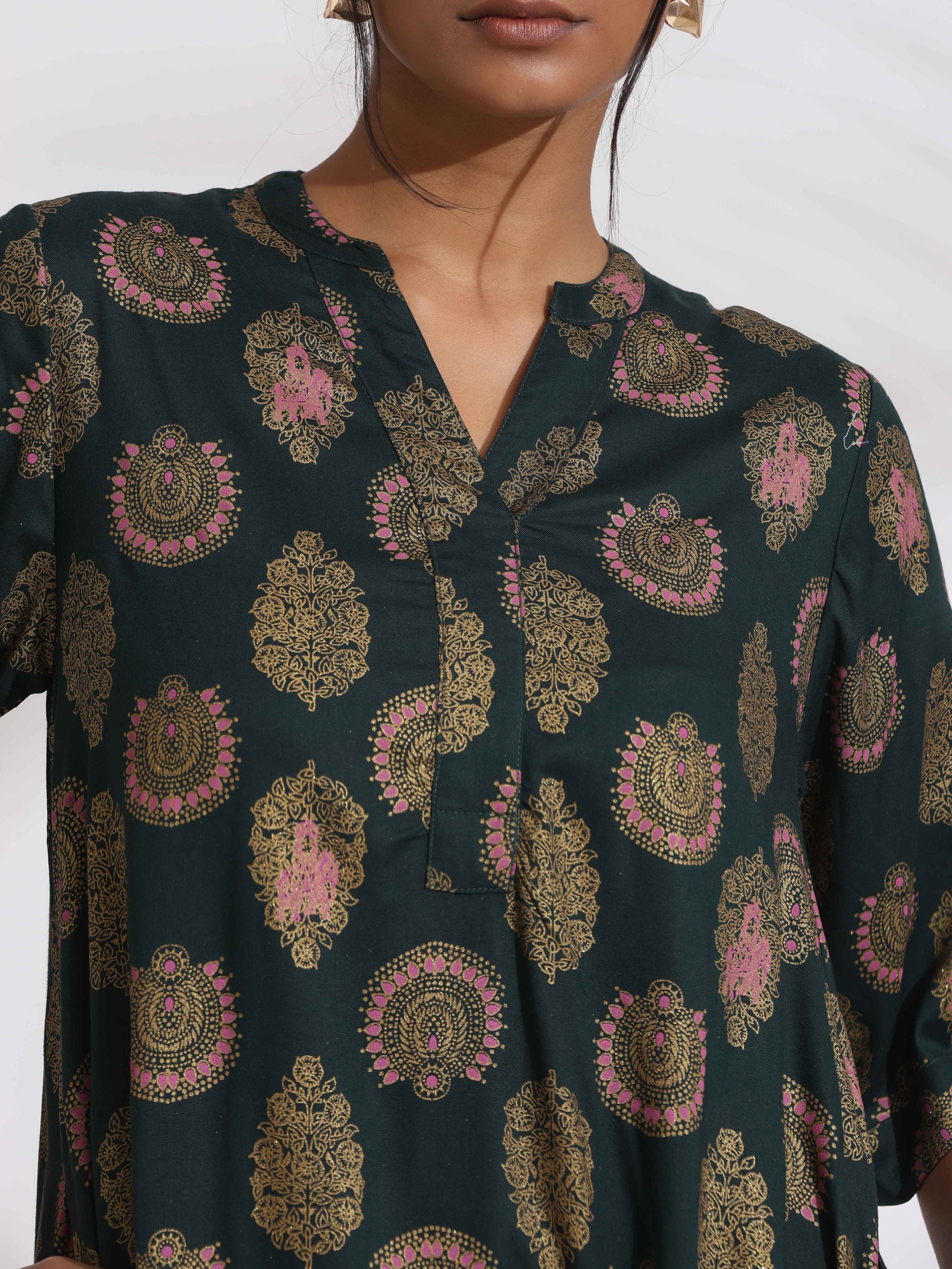 trueBrowns Green Foil Print Cotton Kurta Set | Swadesiicart