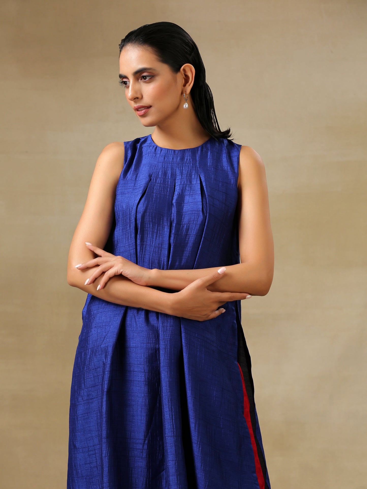 trueBrowns Blue Textured Silk Sleeveless Kurta Pant Set | Swadesiicart