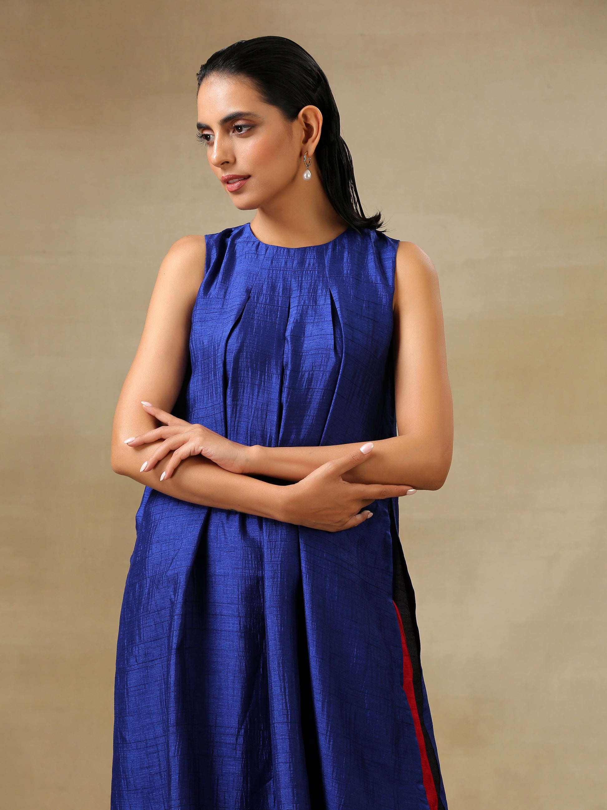 trueBrowns Blue Textured Silk Sleeveless Kurta Pant Set | Swadesiicart