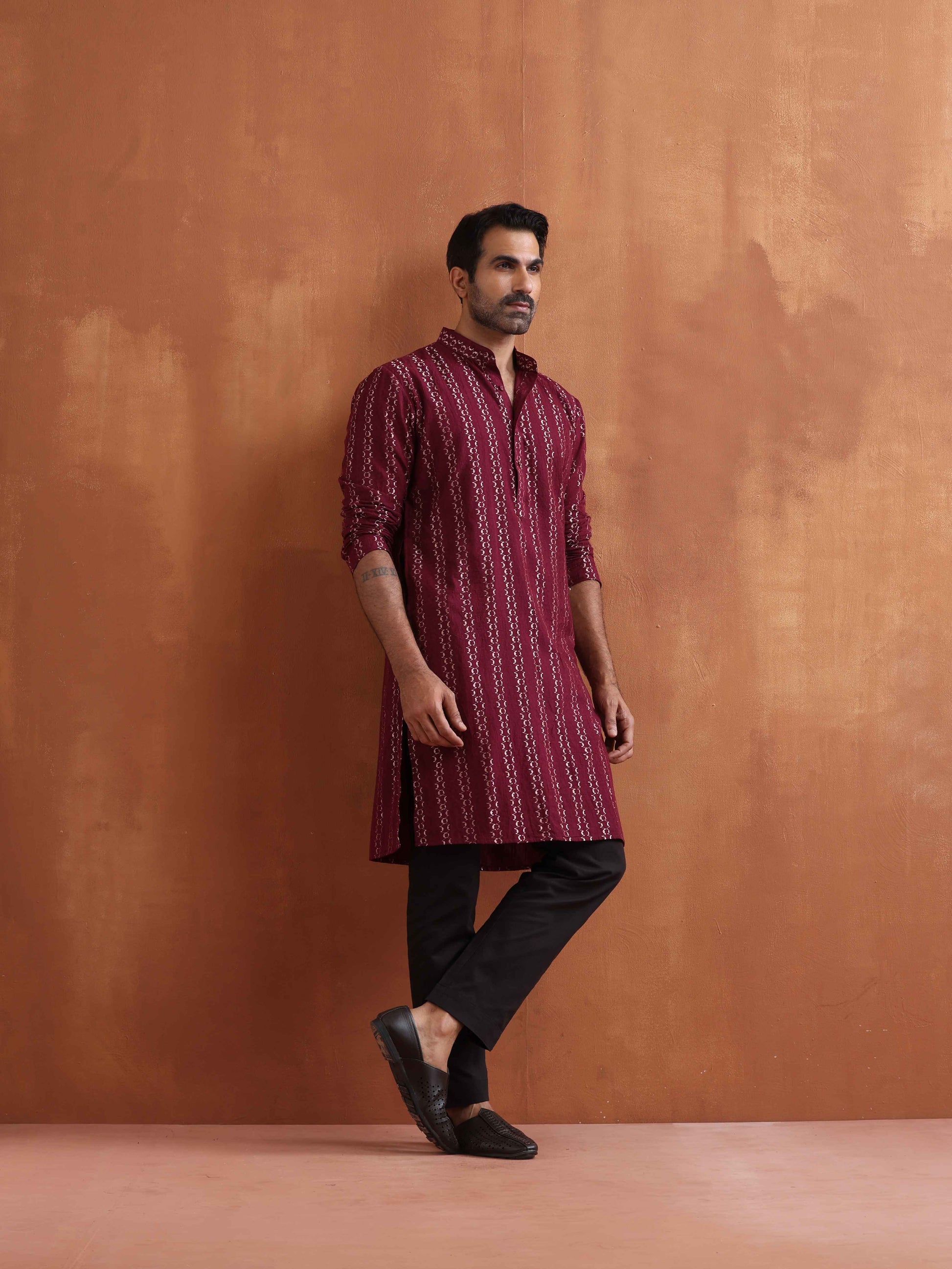 trueBrowns Men's Dark Purple Cotton Dobby Kurta | Swadesiicart
