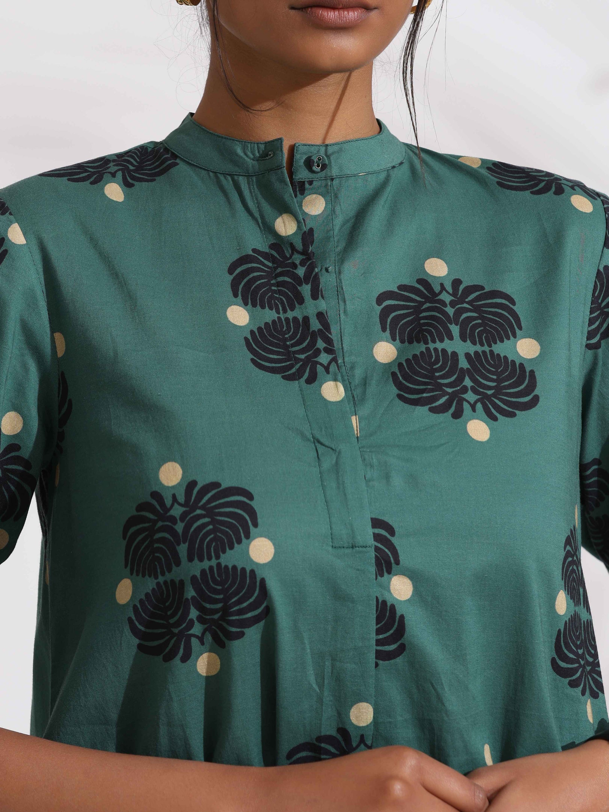 trueBrowns Green Cotton Print Front Slit Kurta Set | Swadesiicart