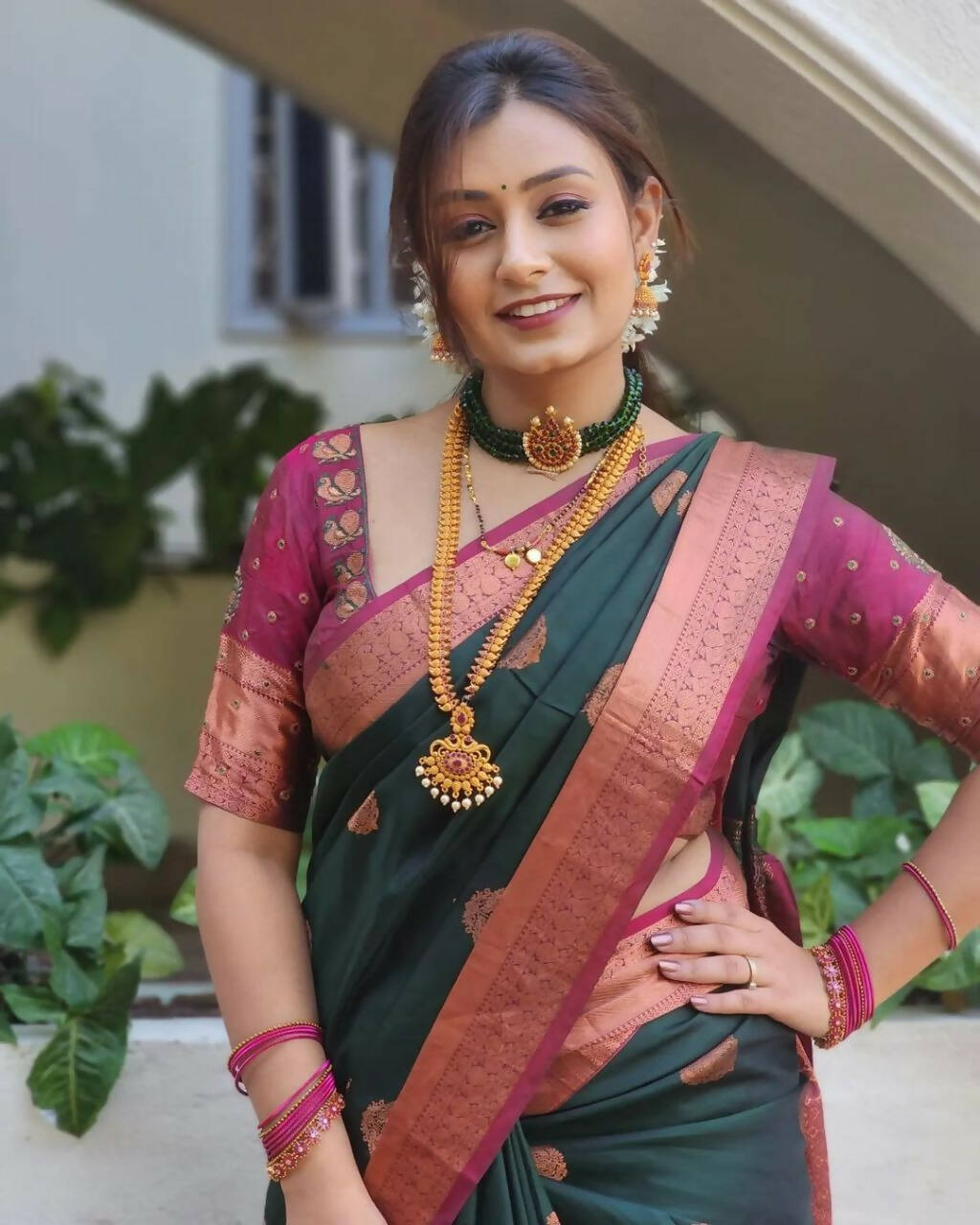 DEIANA'S Beautiful Designer Golden zari Soft Lichi Silk Saree - Green - Swadesiicart
