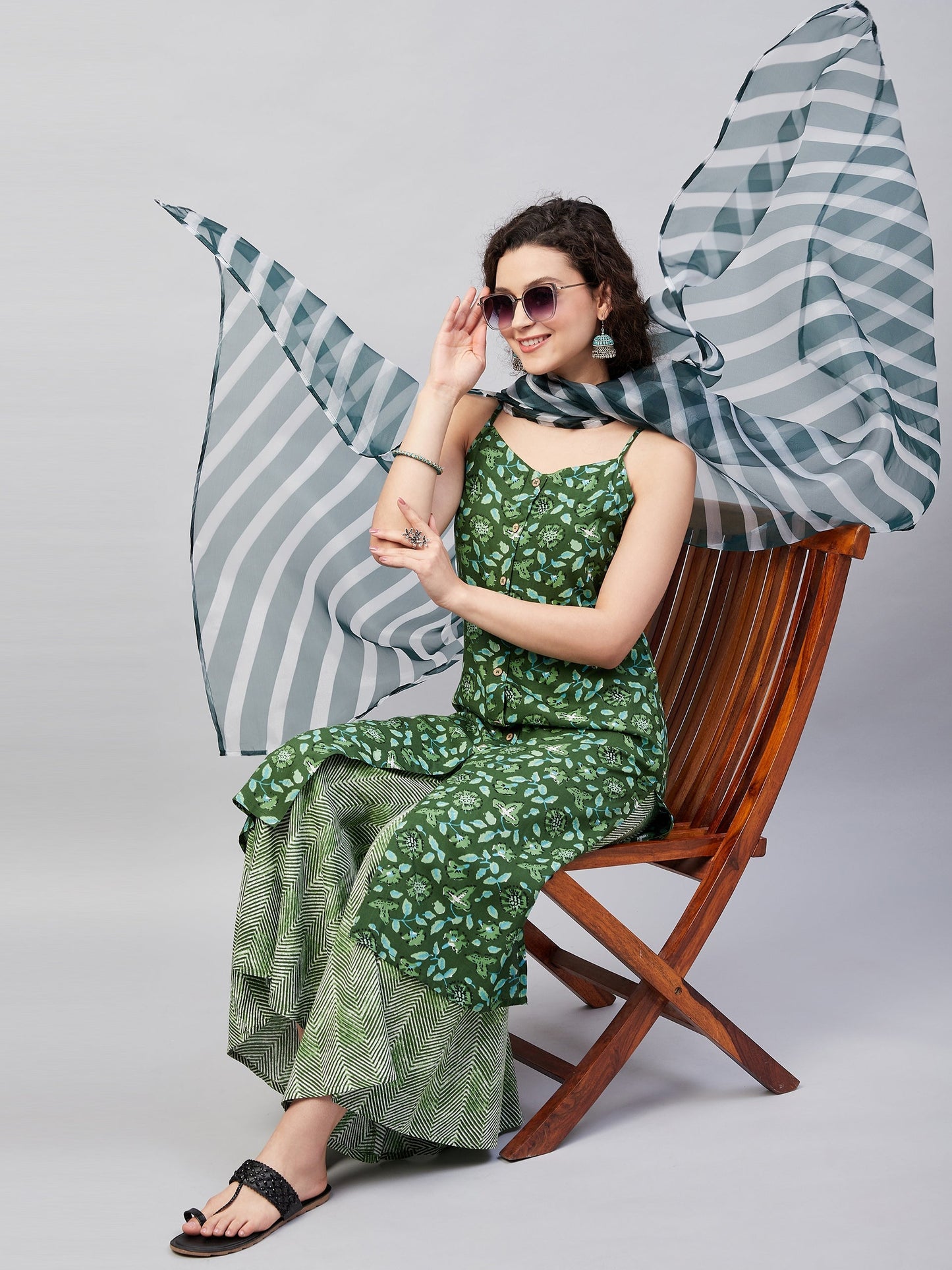 InWeave Women's Green Bagh Spaghetti Kurta Set W Green Le Dupatta - Swadesiicart