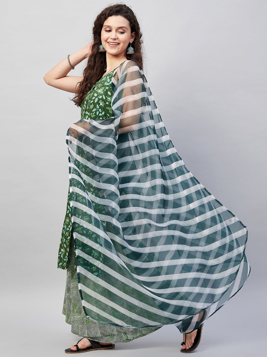 InWeave Women's Green Bagh Spaghetti Kurta Set W Green Le Dupatta - Swadesiicart