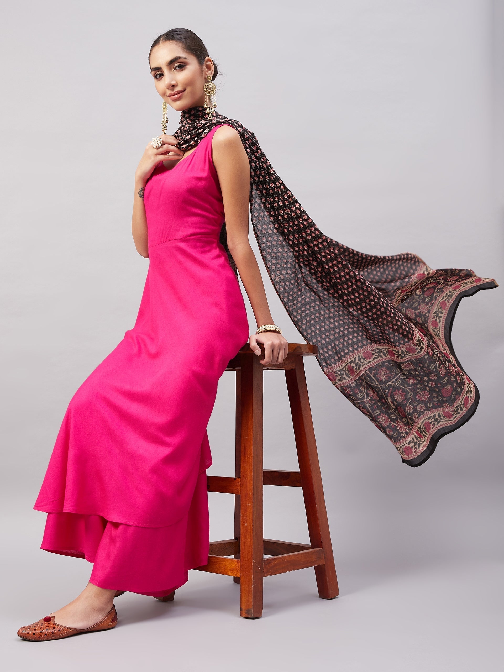 InWeave Women's Fuchsia Sleeveless Kurta Set W Black Pink Ethnic Dupatta - Swadesiicart