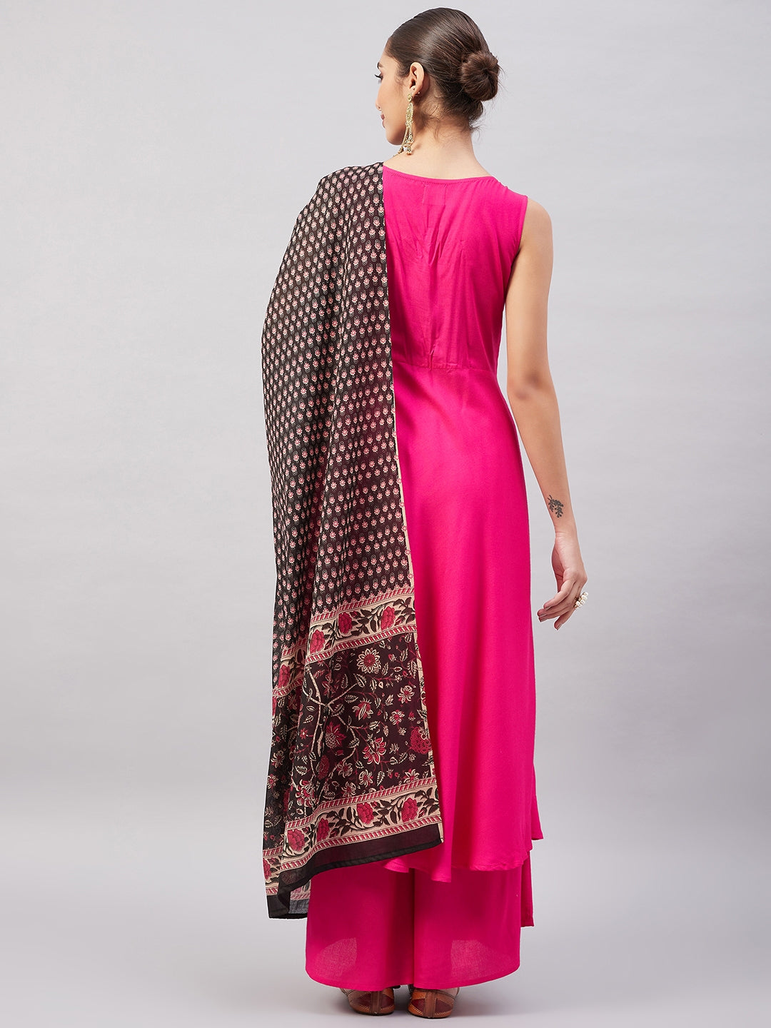 InWeave Women's Fuchsia Sleeveless Kurta Set W Black Pink Ethnic Dupatta - Swadesiicart
