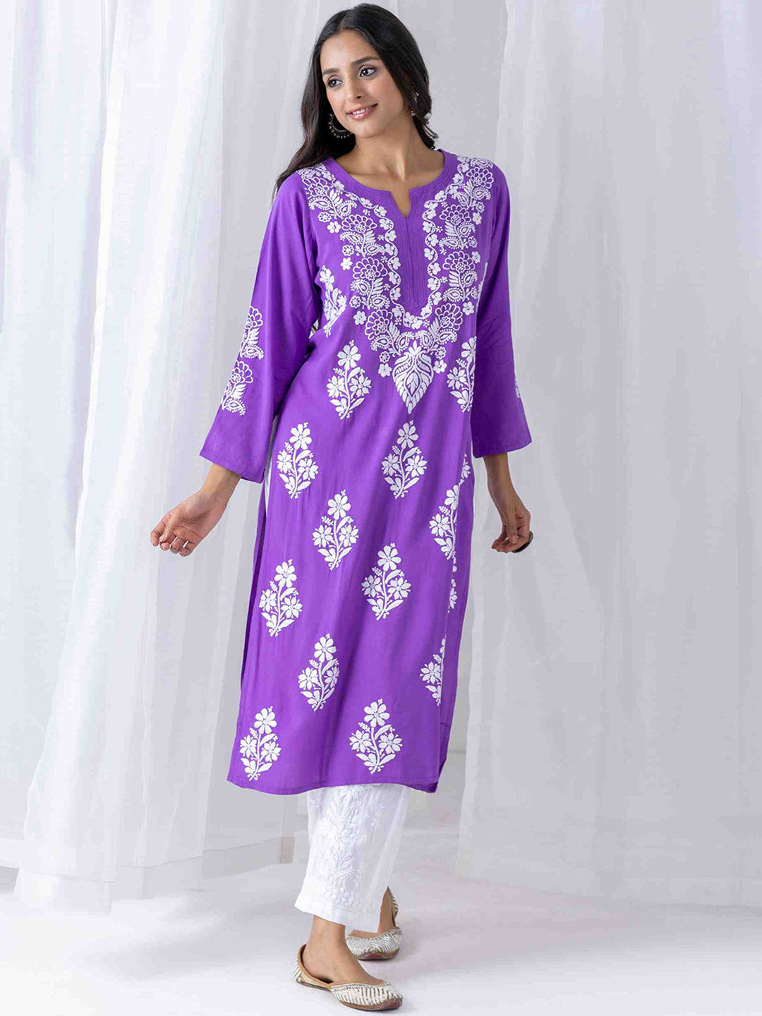 HOUSE OF KARI Floral Chikankari Embroidered Notched Round Neck Straight Kurta | Swadesiicart