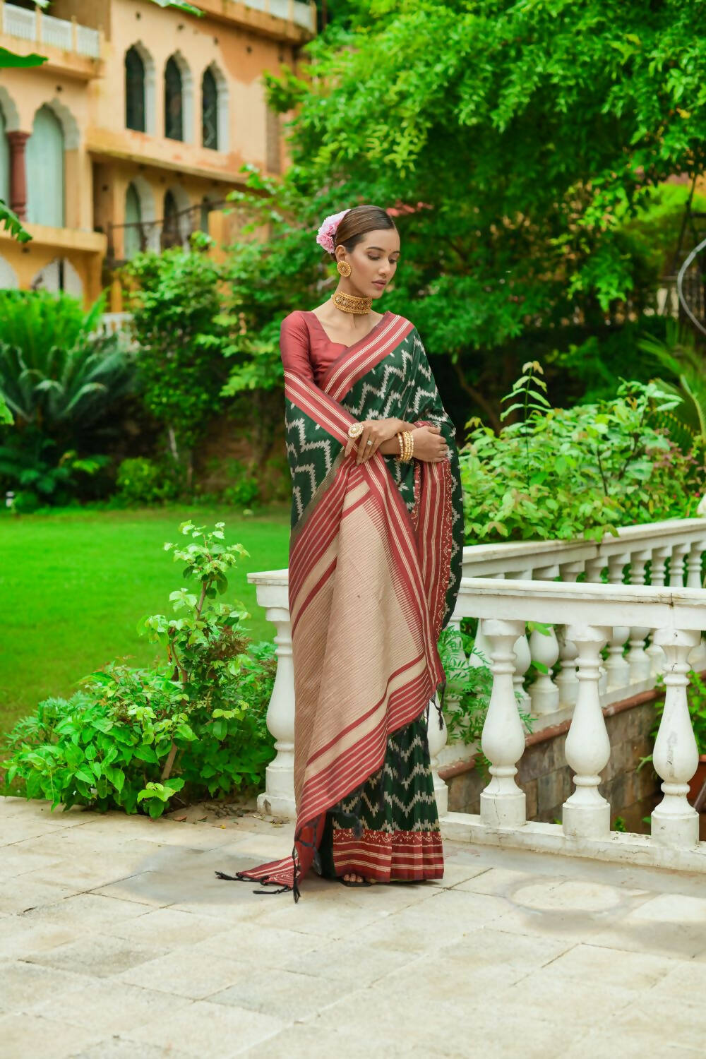 Vishnu Weaves Women's Green Handloom Raw Silk Zari Woven Saree with Blouse - Swadesiicart