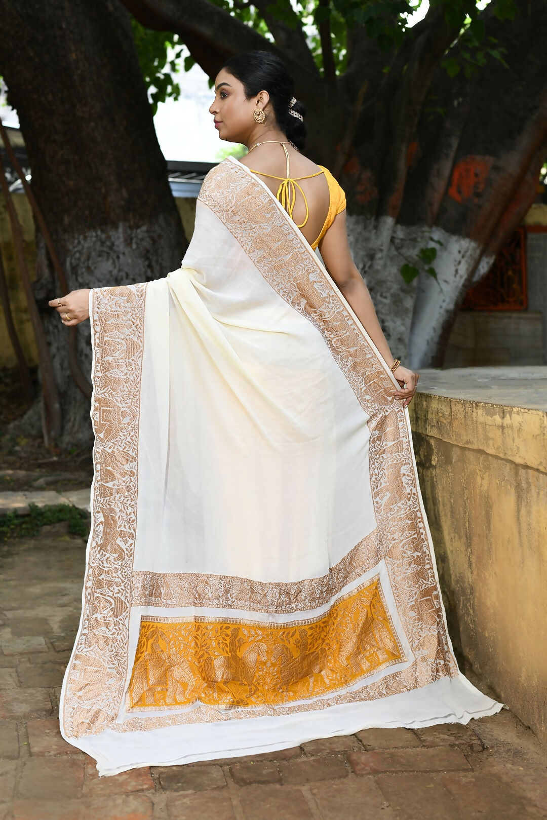 Joban Fashion Cream Crepe Chiffon Pure Handloom Banarasi Silk Saree | Swadesiicart