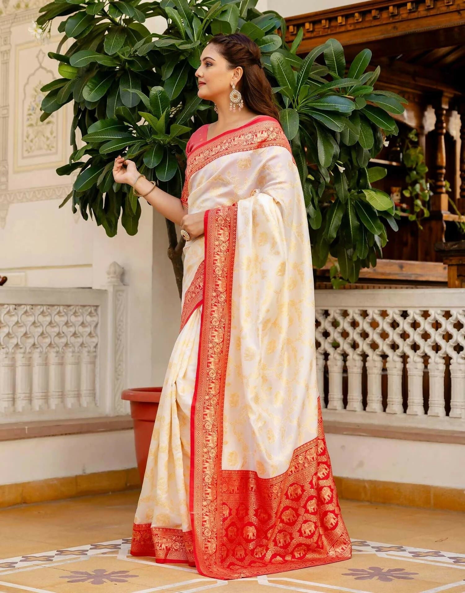 Joban Fashion Off White Silk Woven Banarasi Saree | Swadesiicart
